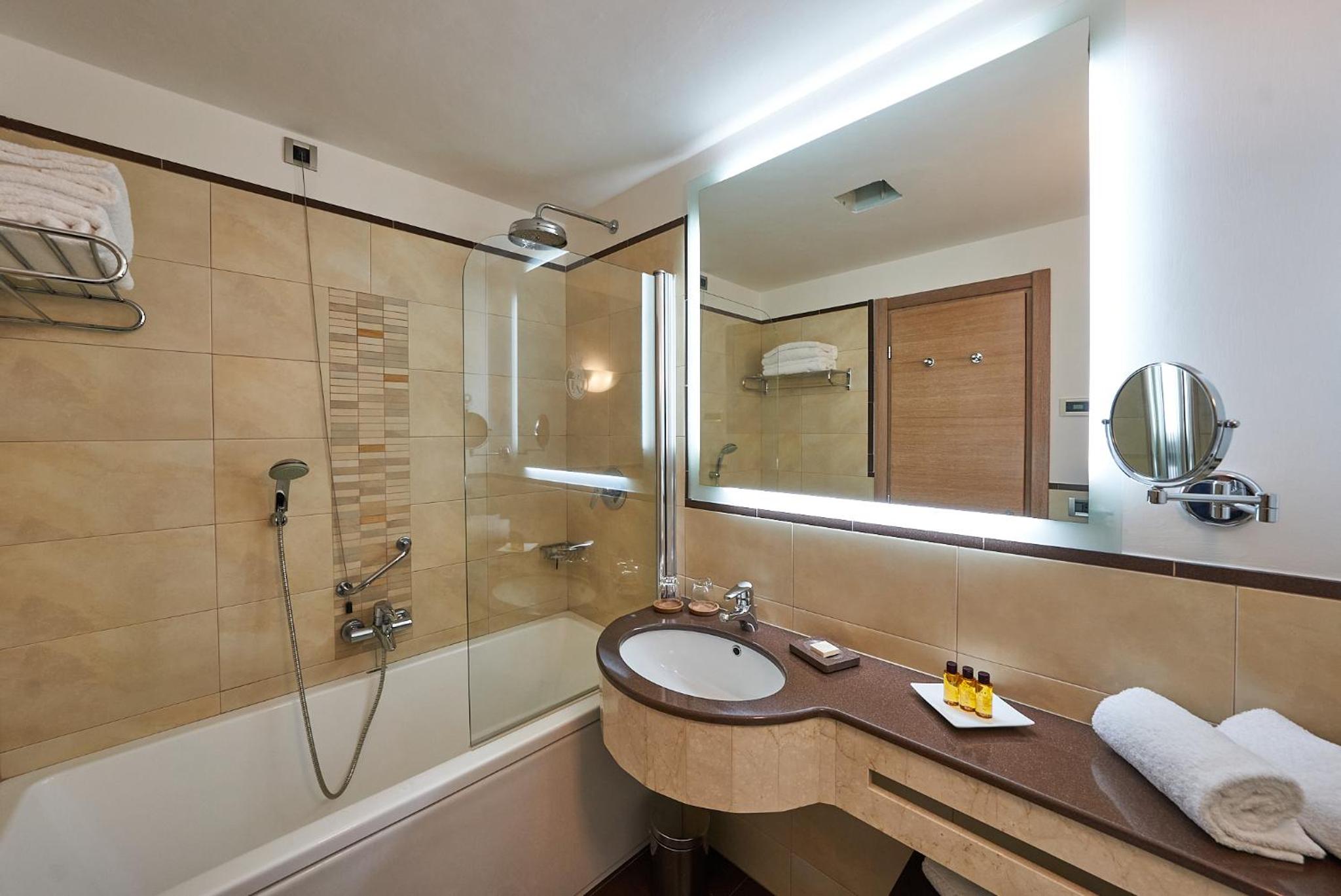 Superior Double or Twin Room - Photo 8
