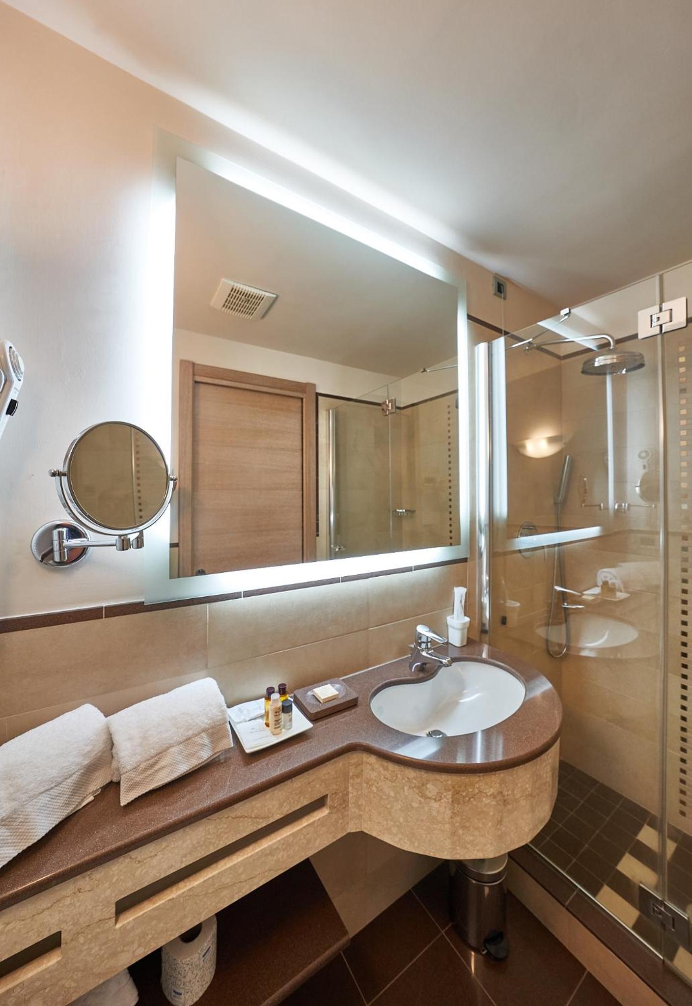 Superior Double or Twin Room - Photo 12