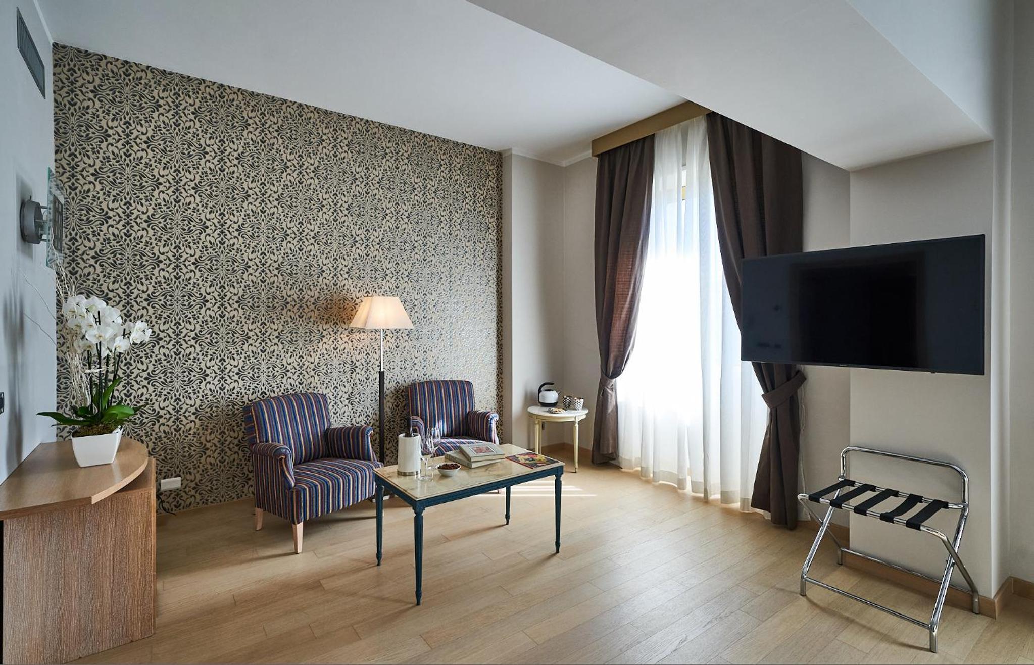 Suite - Photo 10