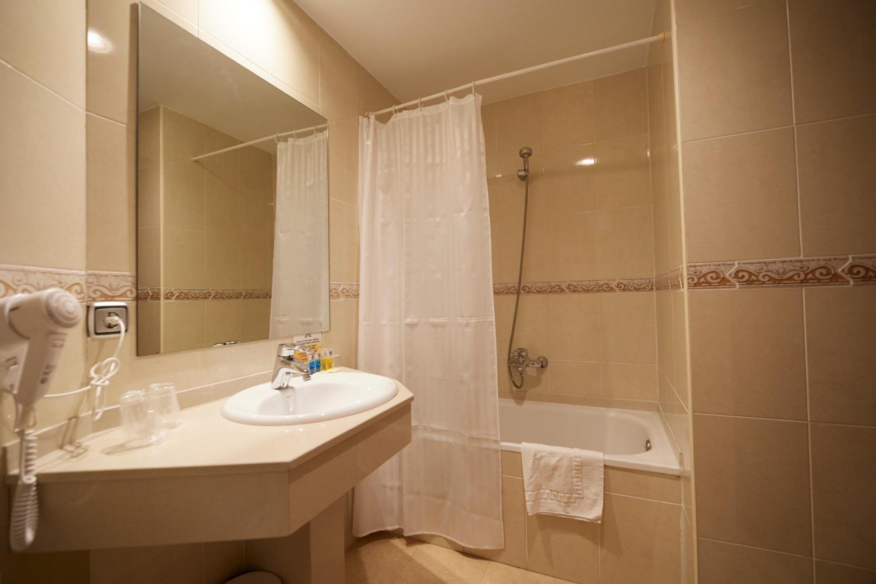 Double Room - Photo 8
