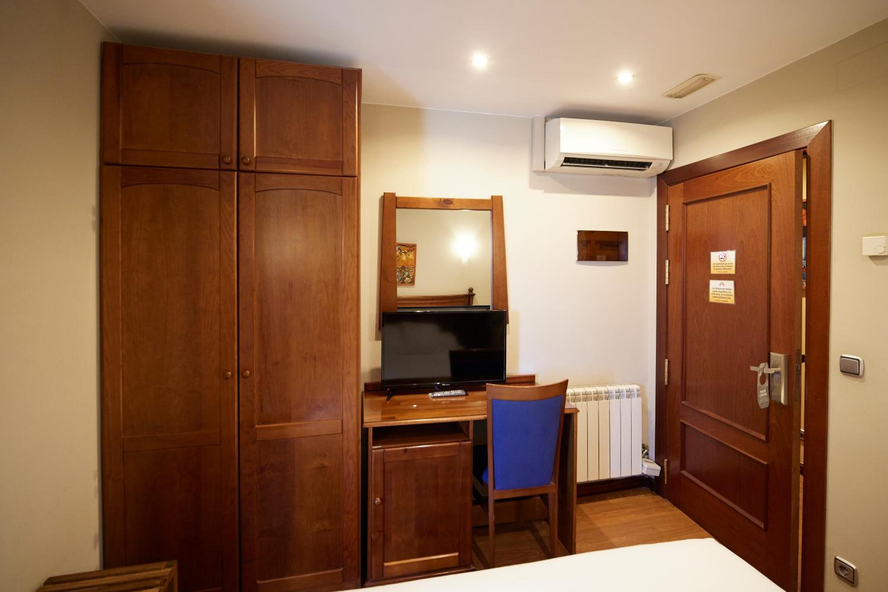 Double Room - Photo 16
