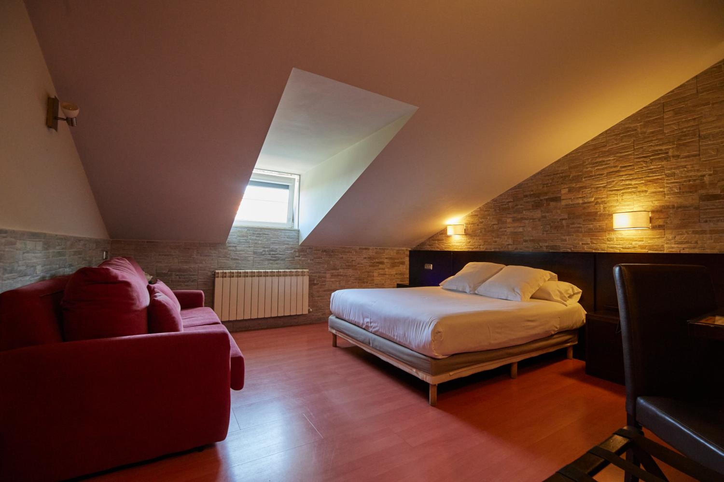 Double Room with Spa Bath - Photo 9