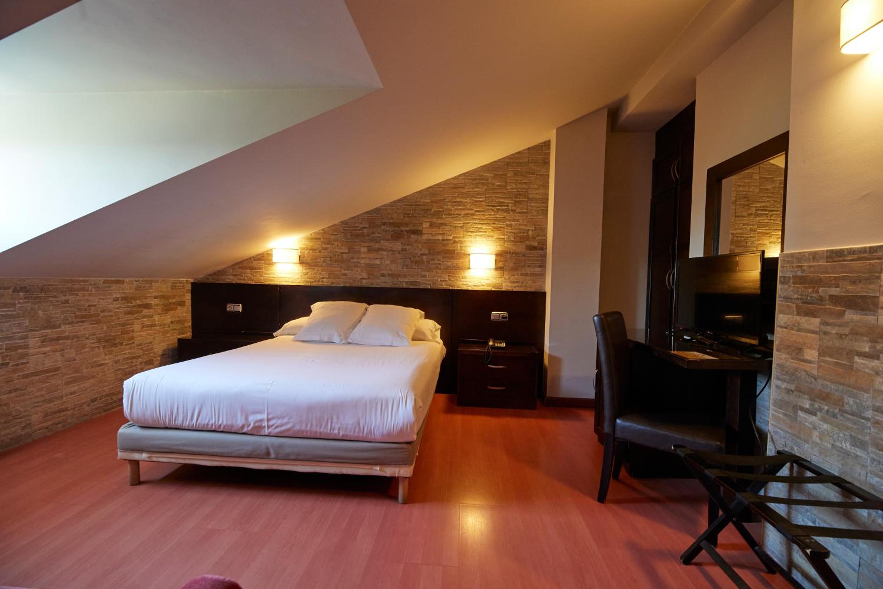 Double Room with Spa Bath - Photo 8
