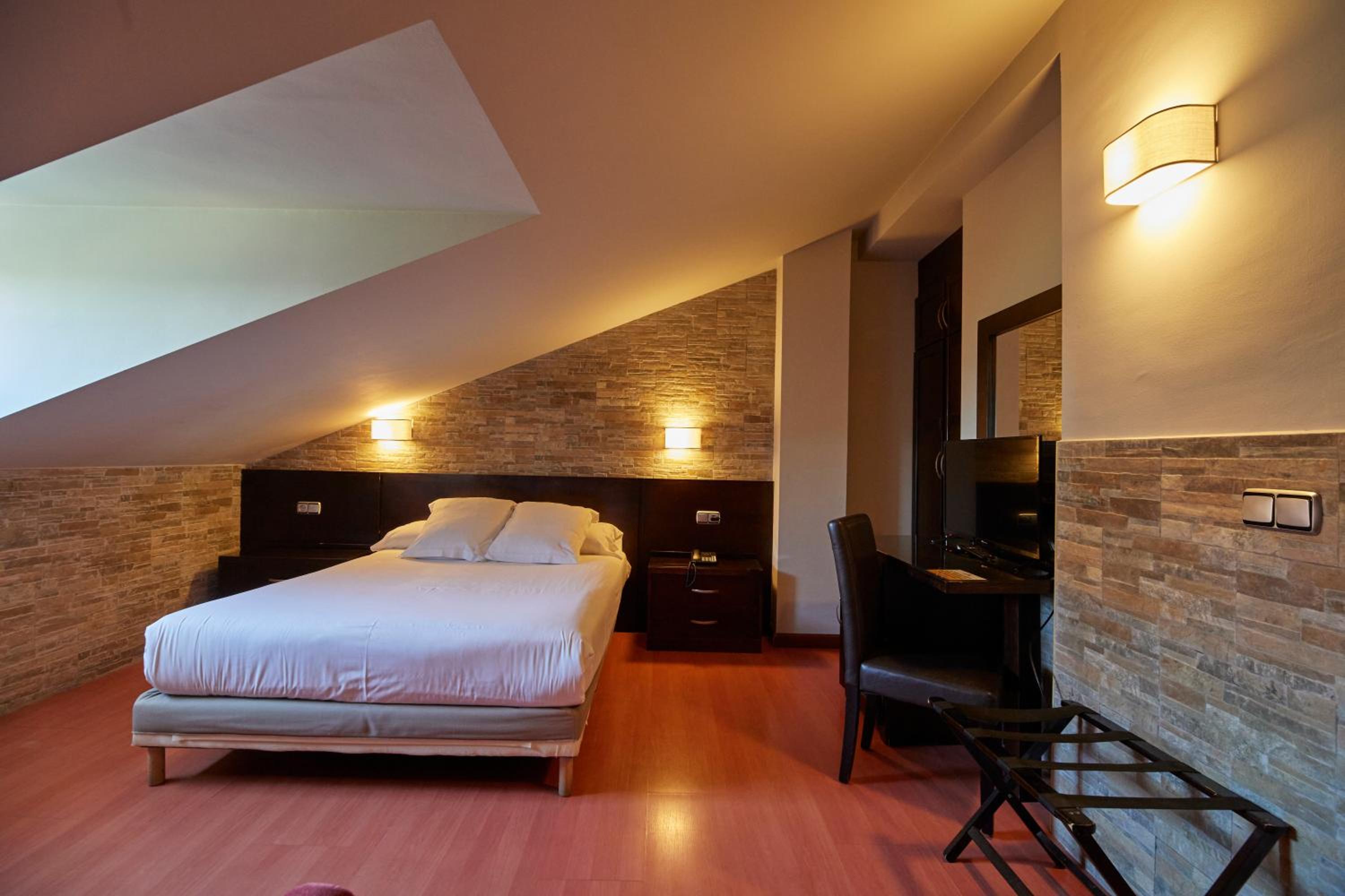 Double Room with Spa Bath - Photo 11