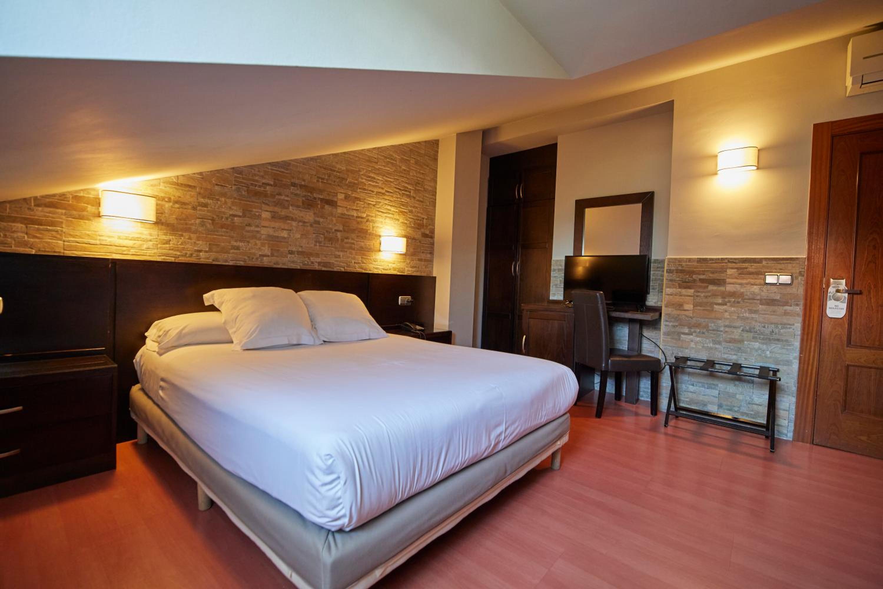 Double Room with Spa Bath - Photo 10