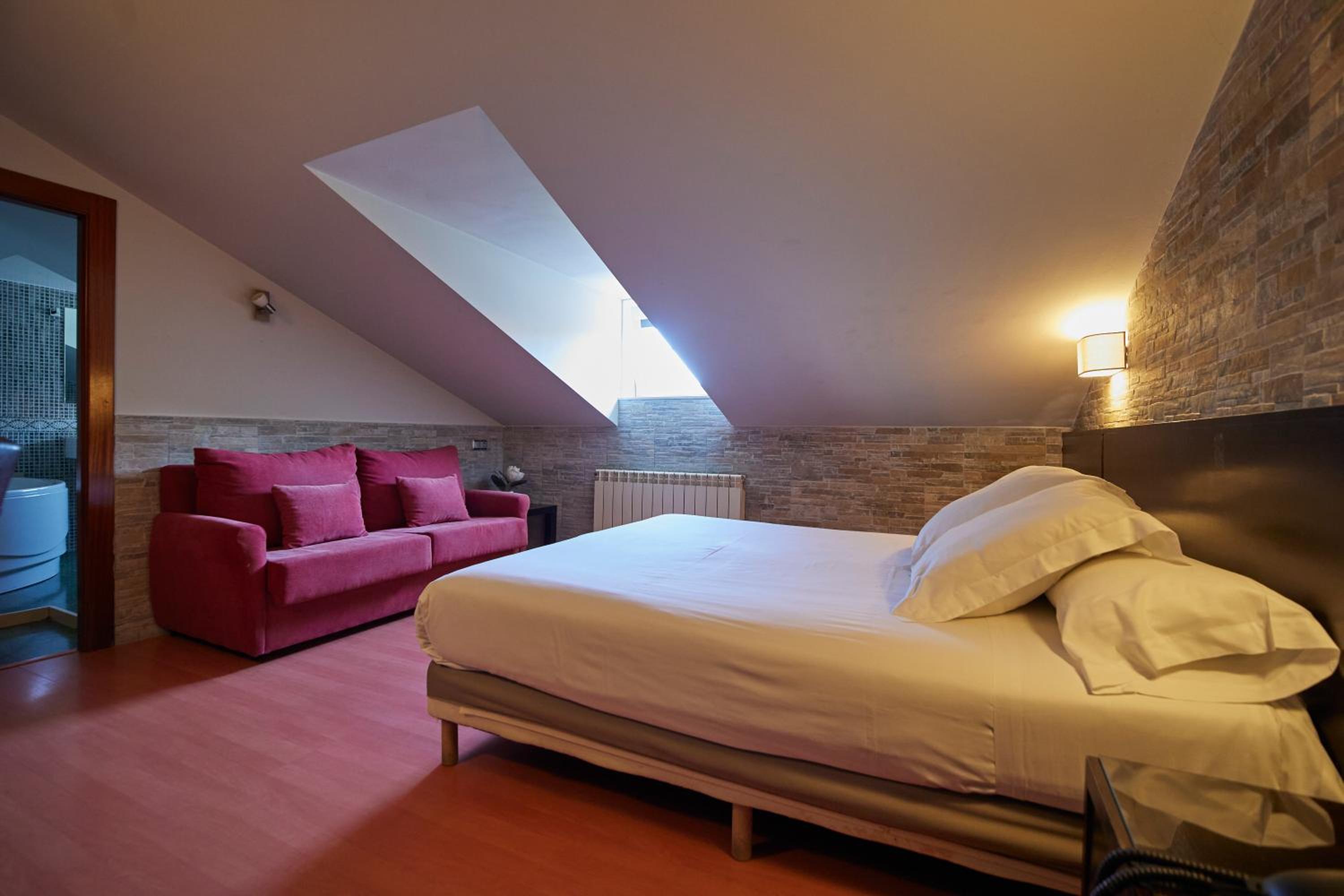 Double Room with Spa Bath - Photo 12