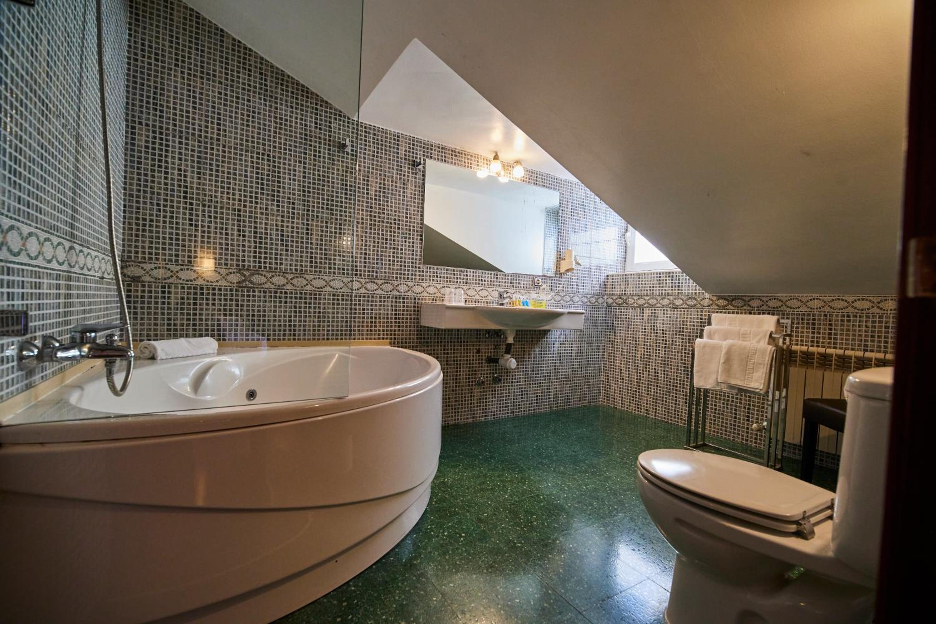 Double Room with Spa Bath - Photo 13