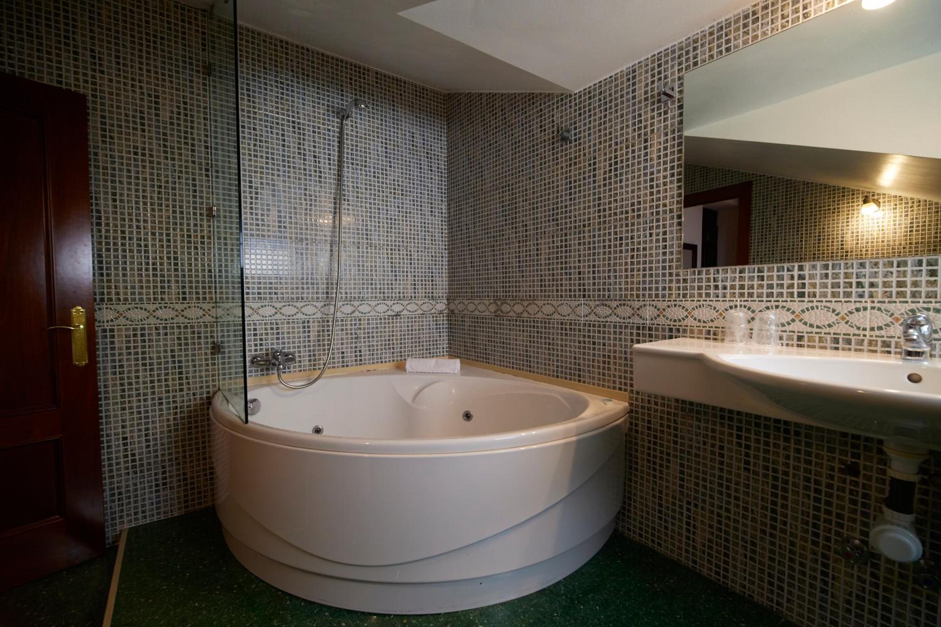 Double Room with Spa Bath - Photo 14
