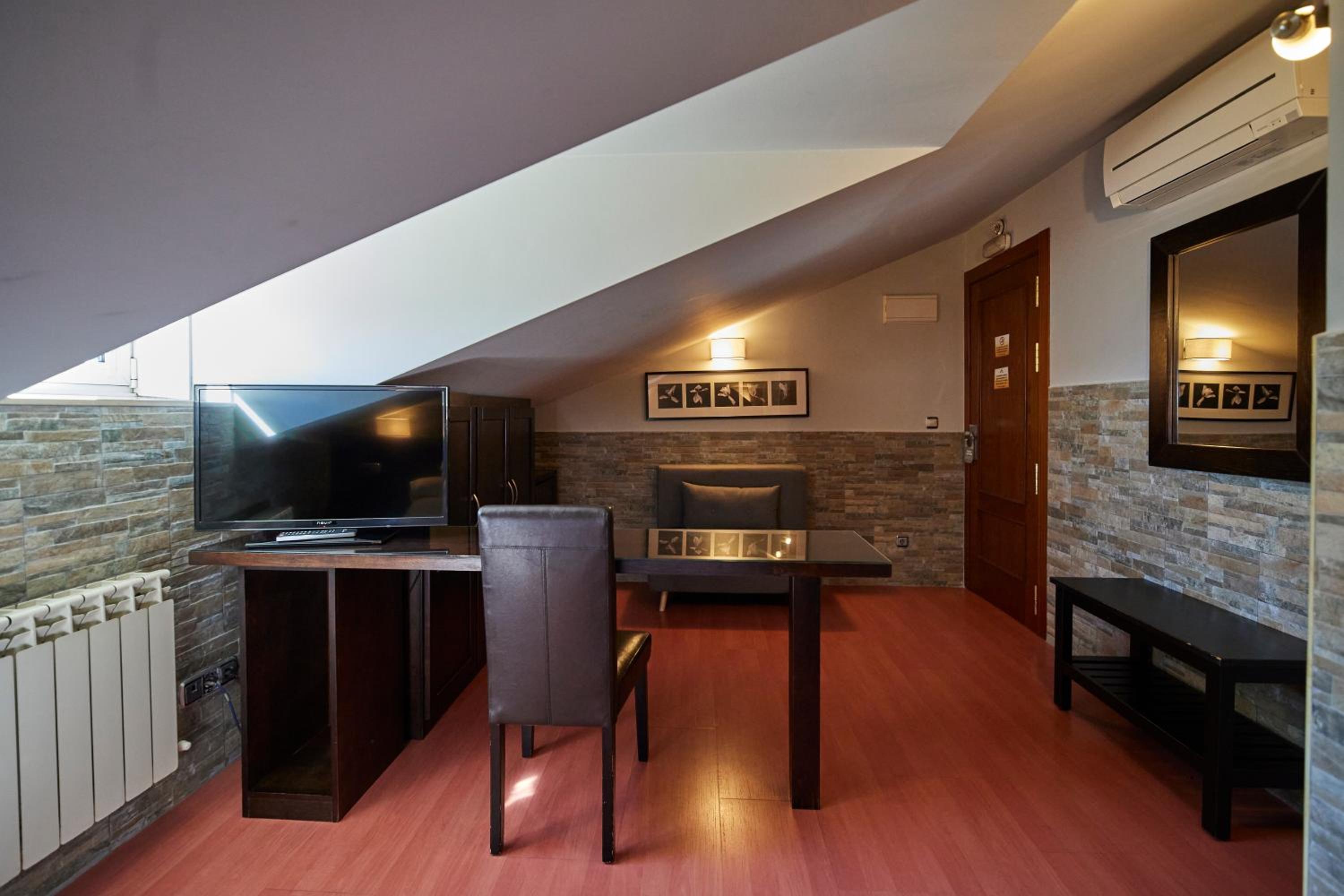 Double Room with Spa Bath - Photo 1
