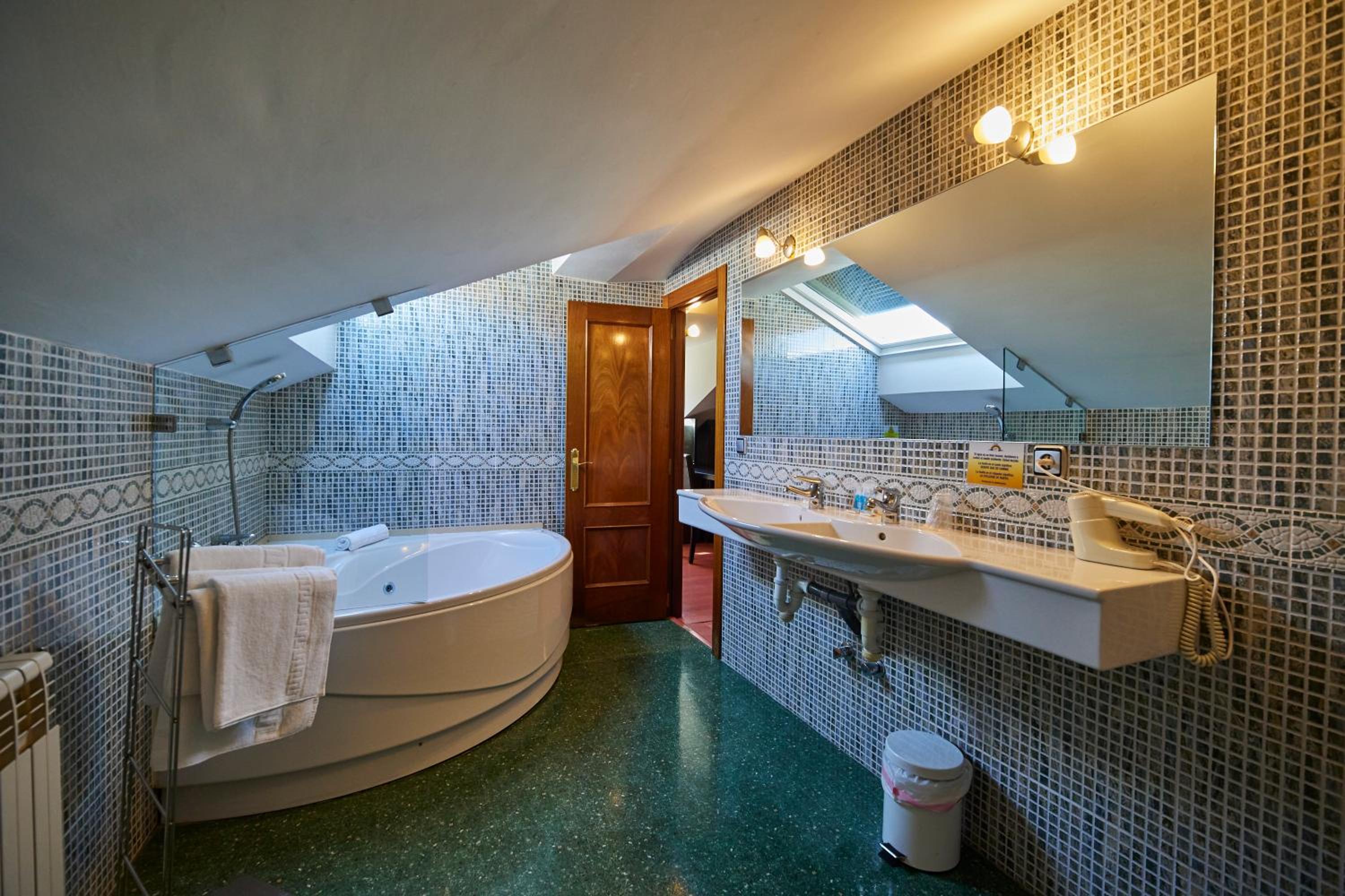 Double Room with Spa Bath - Photo 2