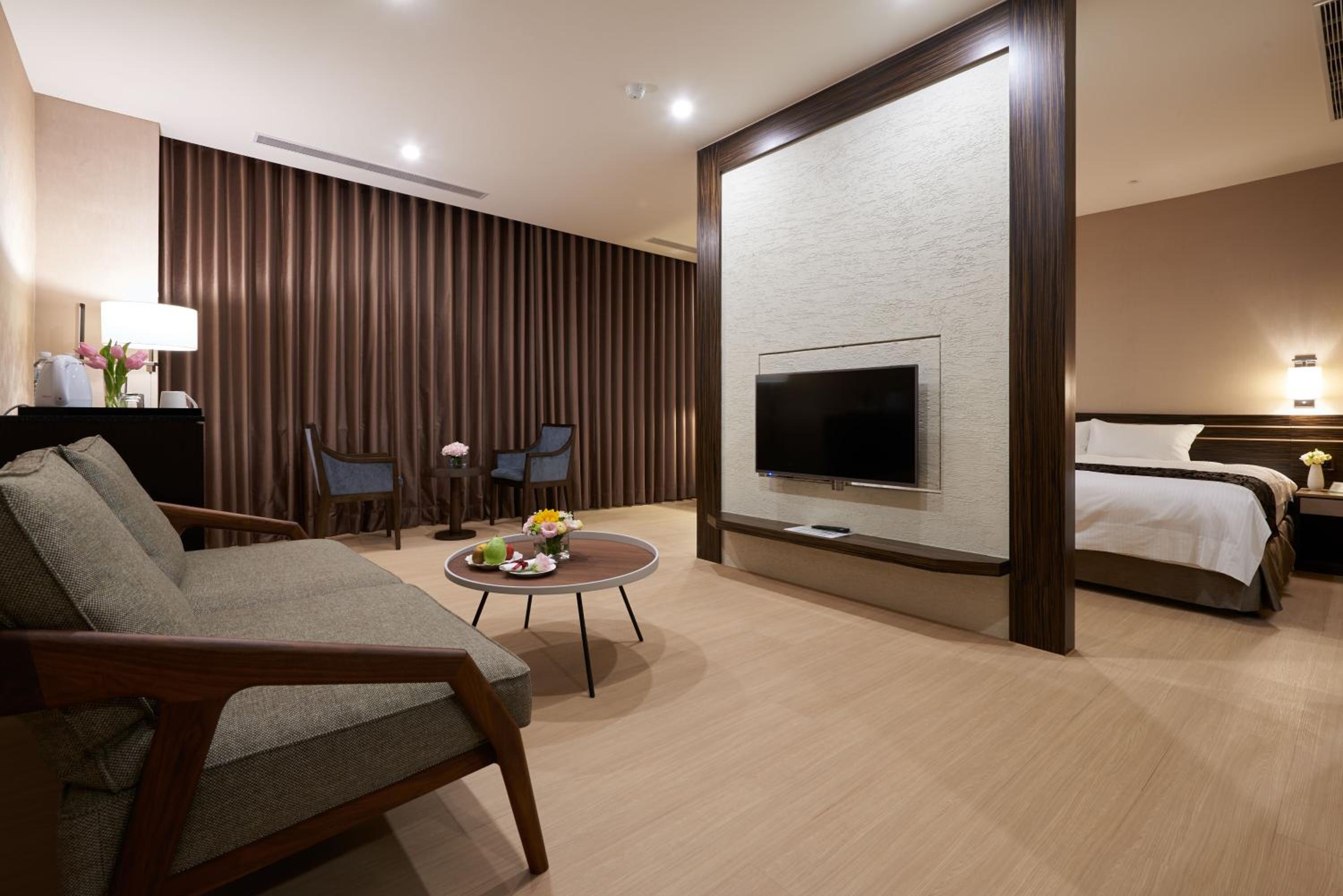 Executive Suite - Photo 2