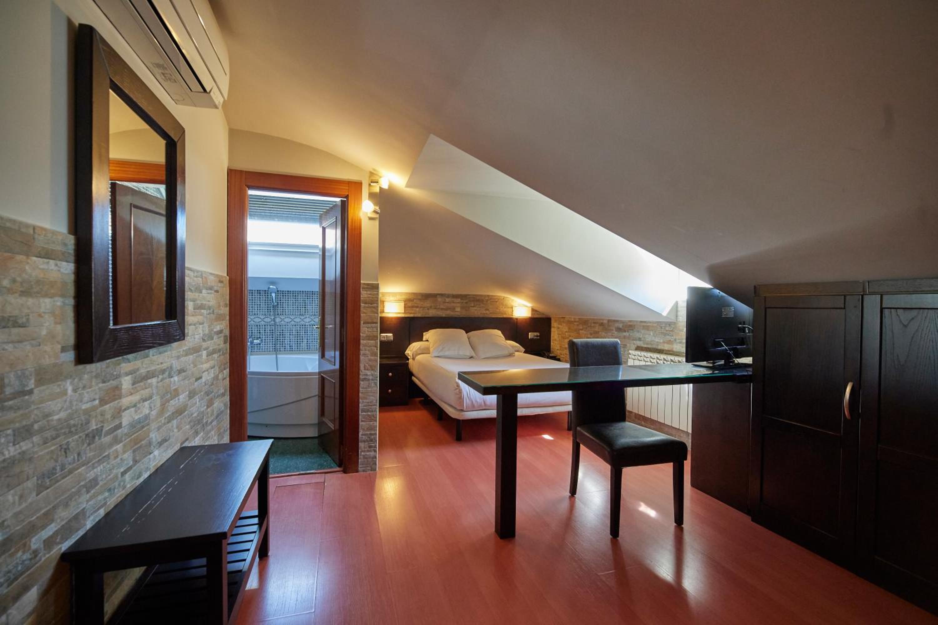 Double Room with Spa Bath - Photo 4