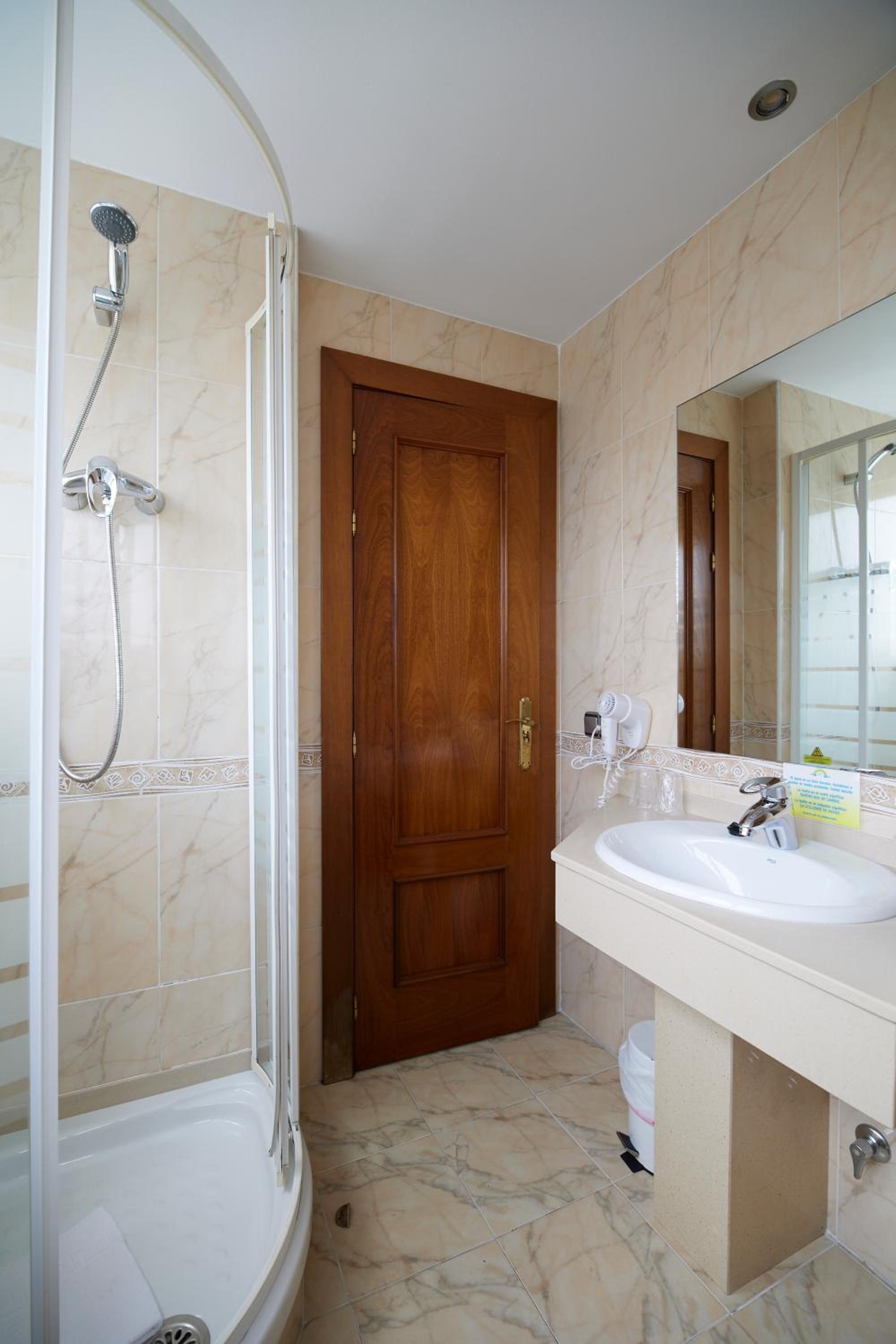 Double Room - Photo 22