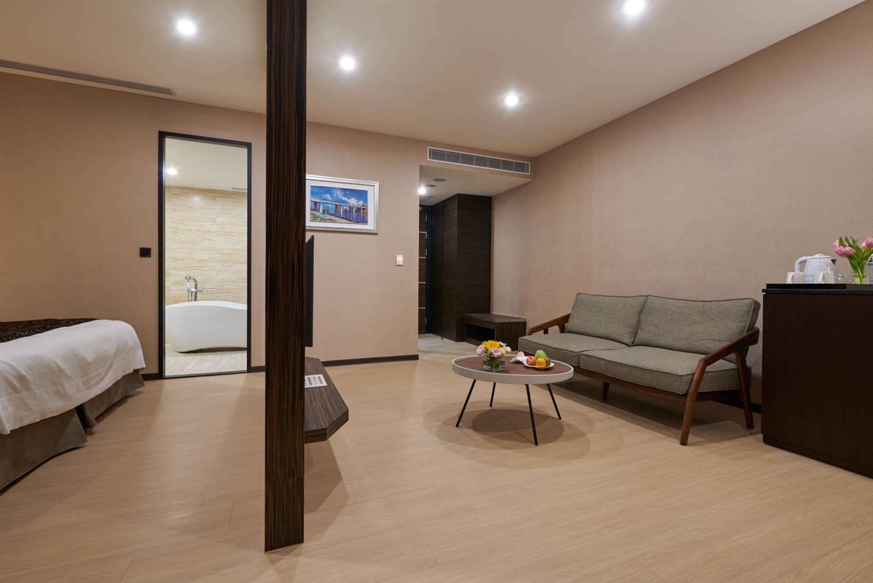 Executive Suite - Photo 6