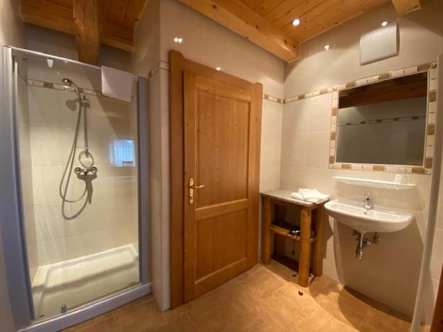Deluxe Double Room (2 Adults + 1 Child) photo 2