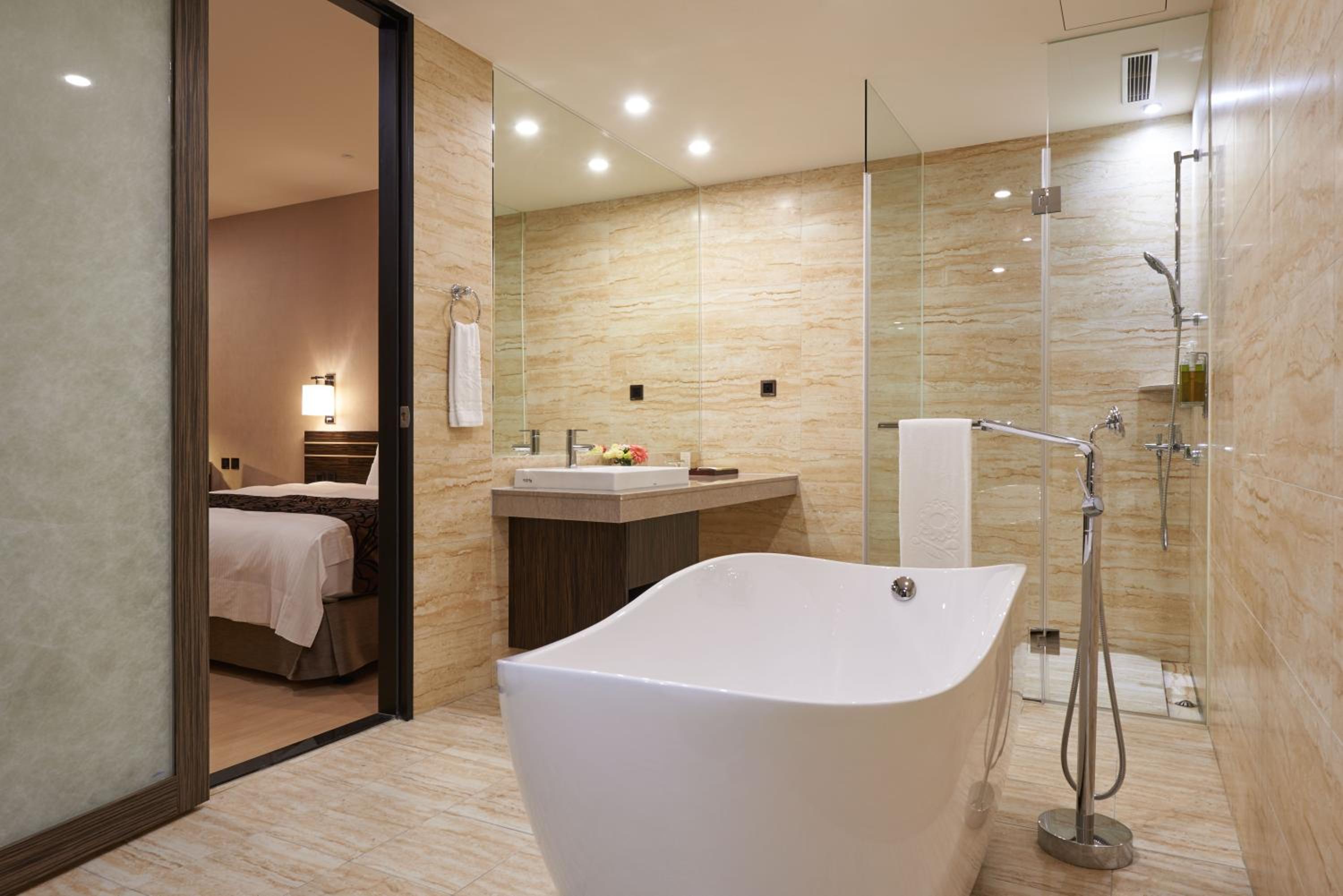 Executive Suite - Photo 4