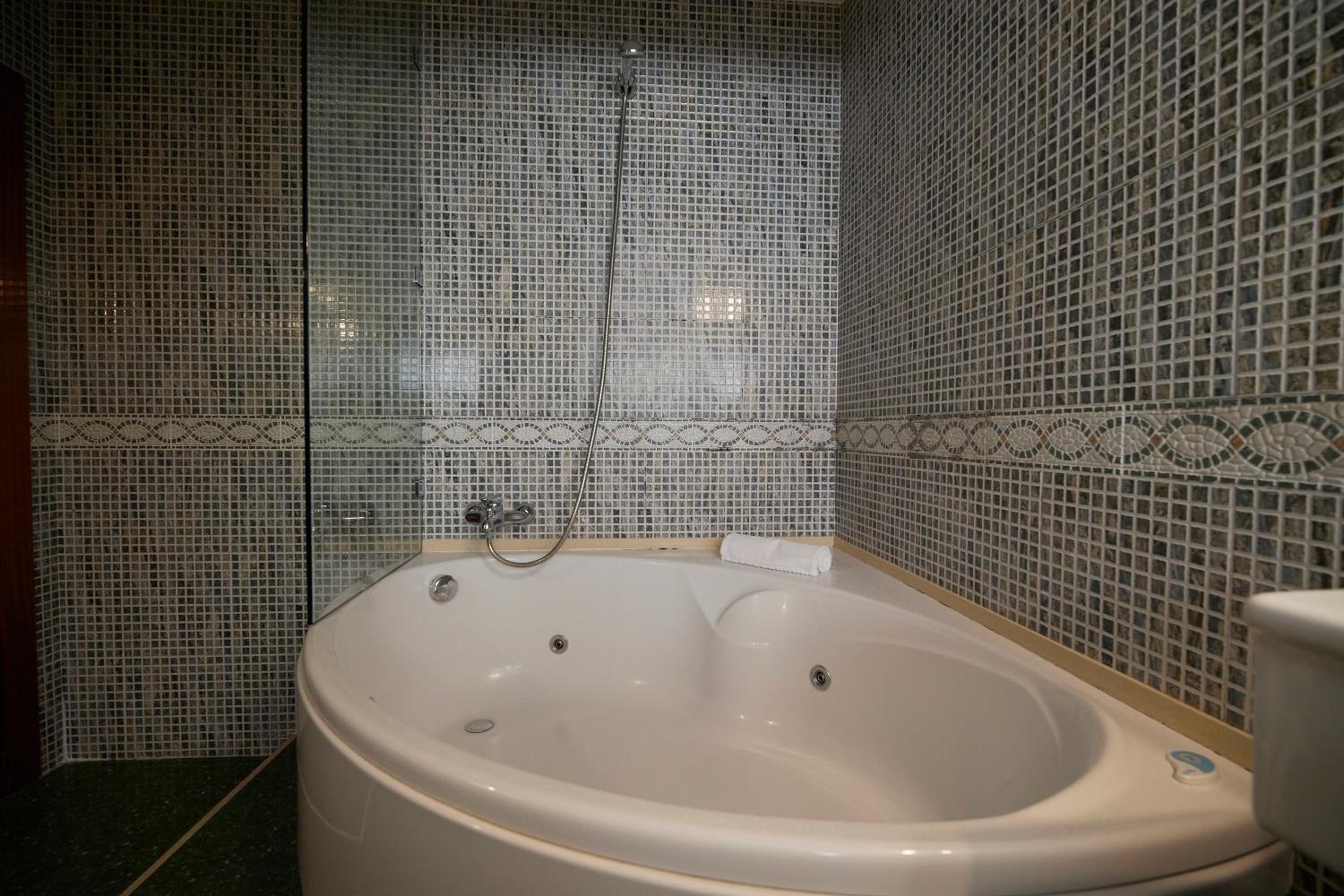 Double Room with Spa Bath - Photo 7