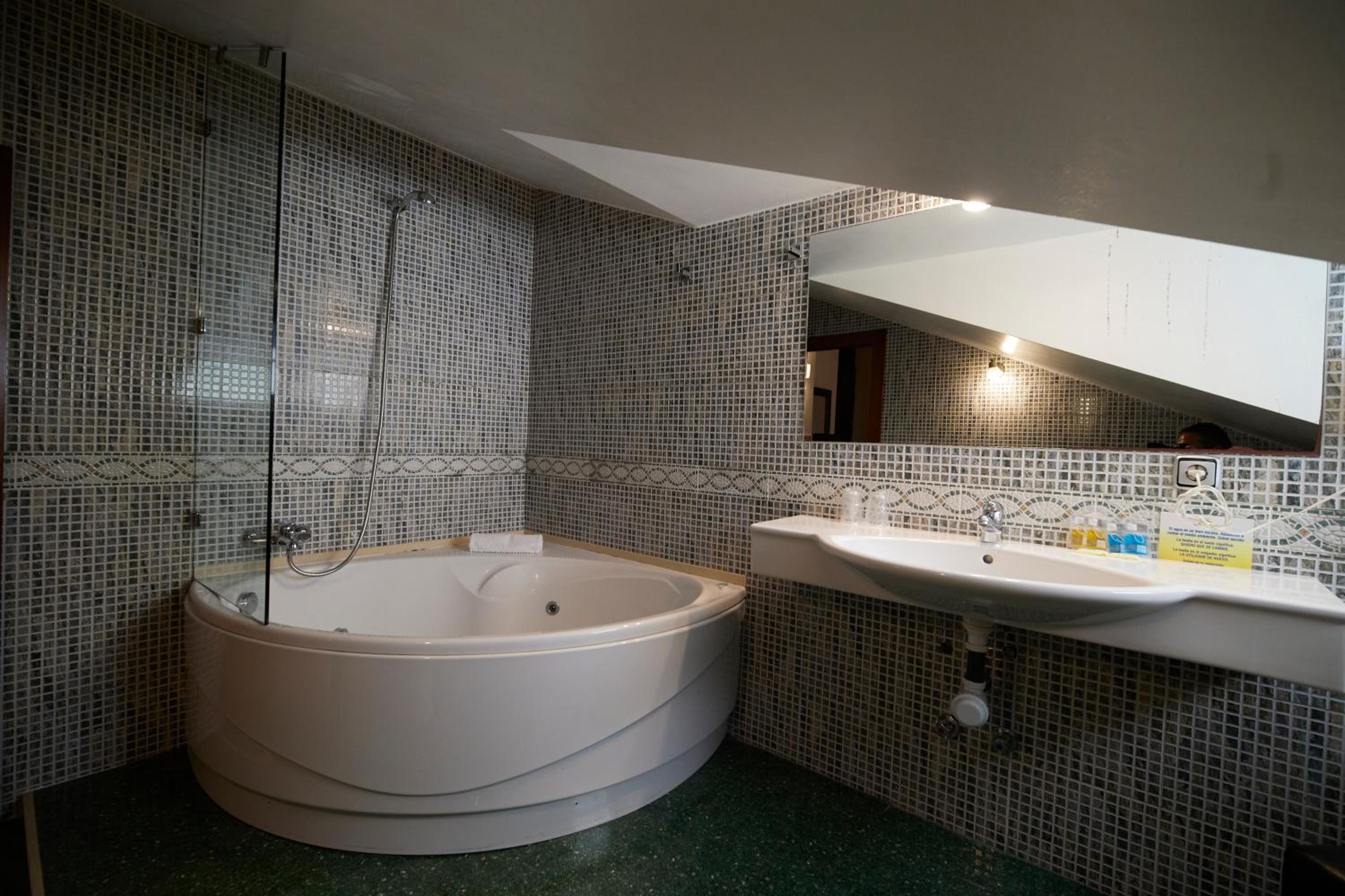 Double Room with Spa Bath - Photo 6