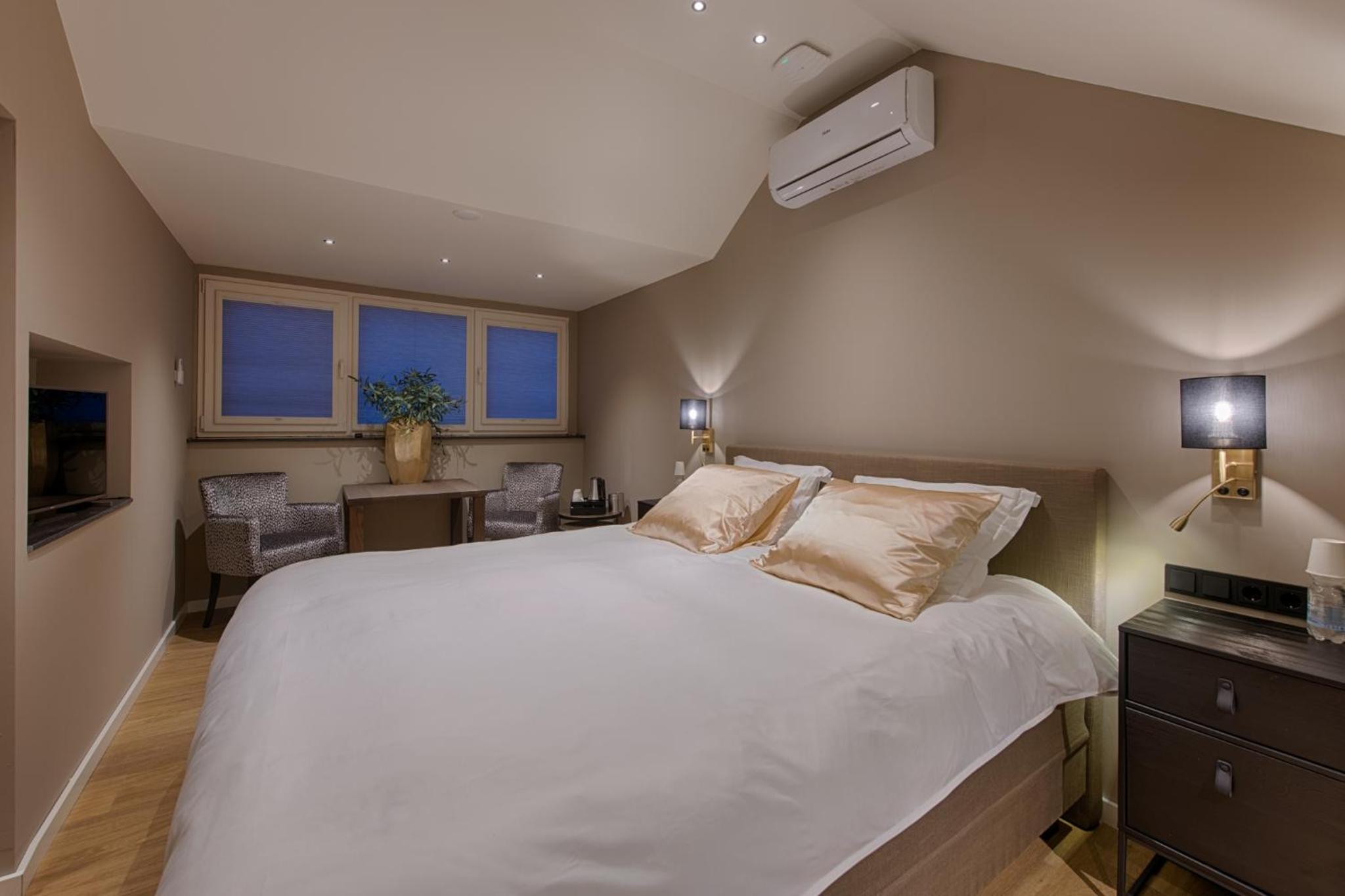Standard King Room photo 1