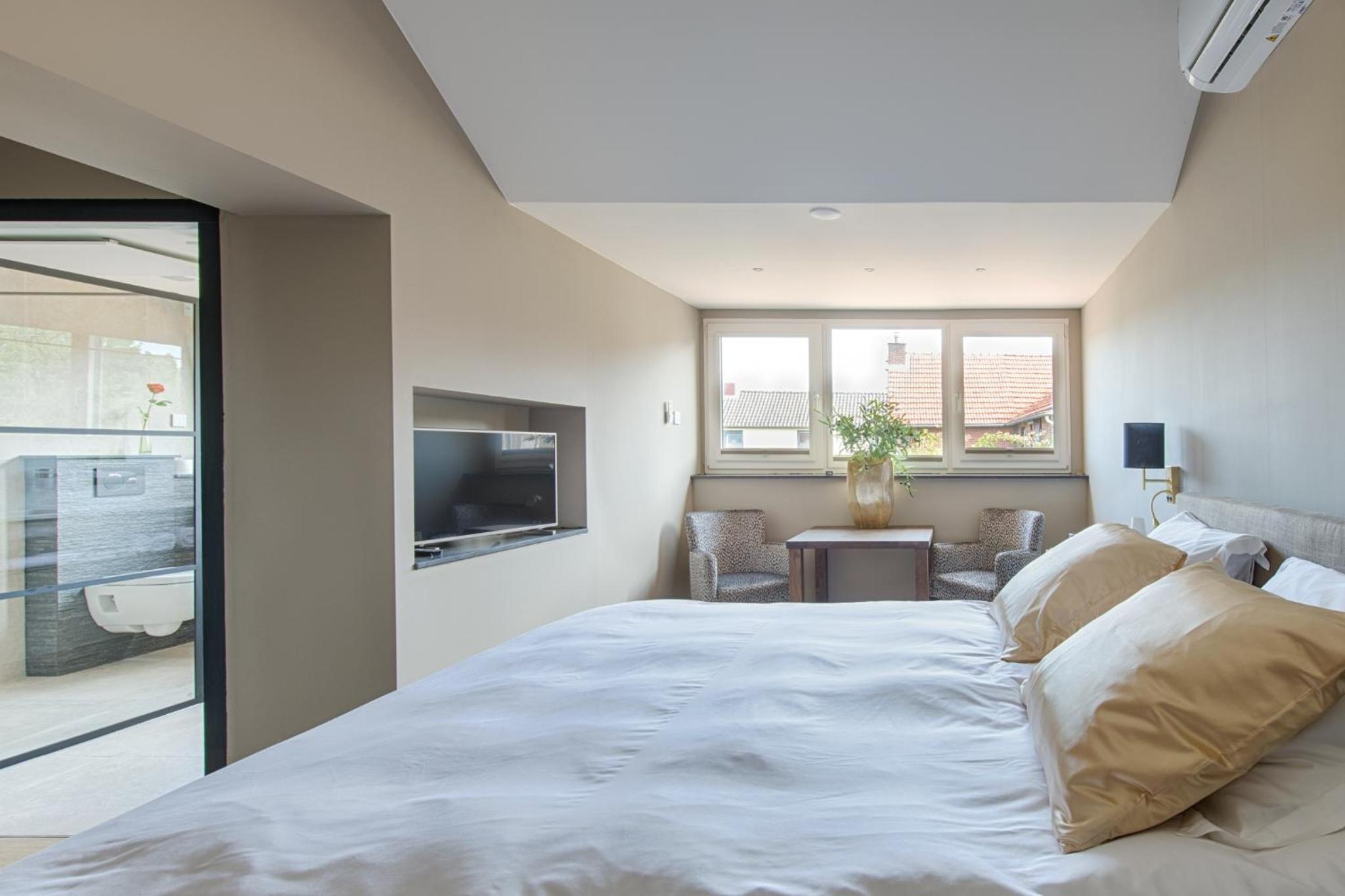 Standard King Room photo 2
