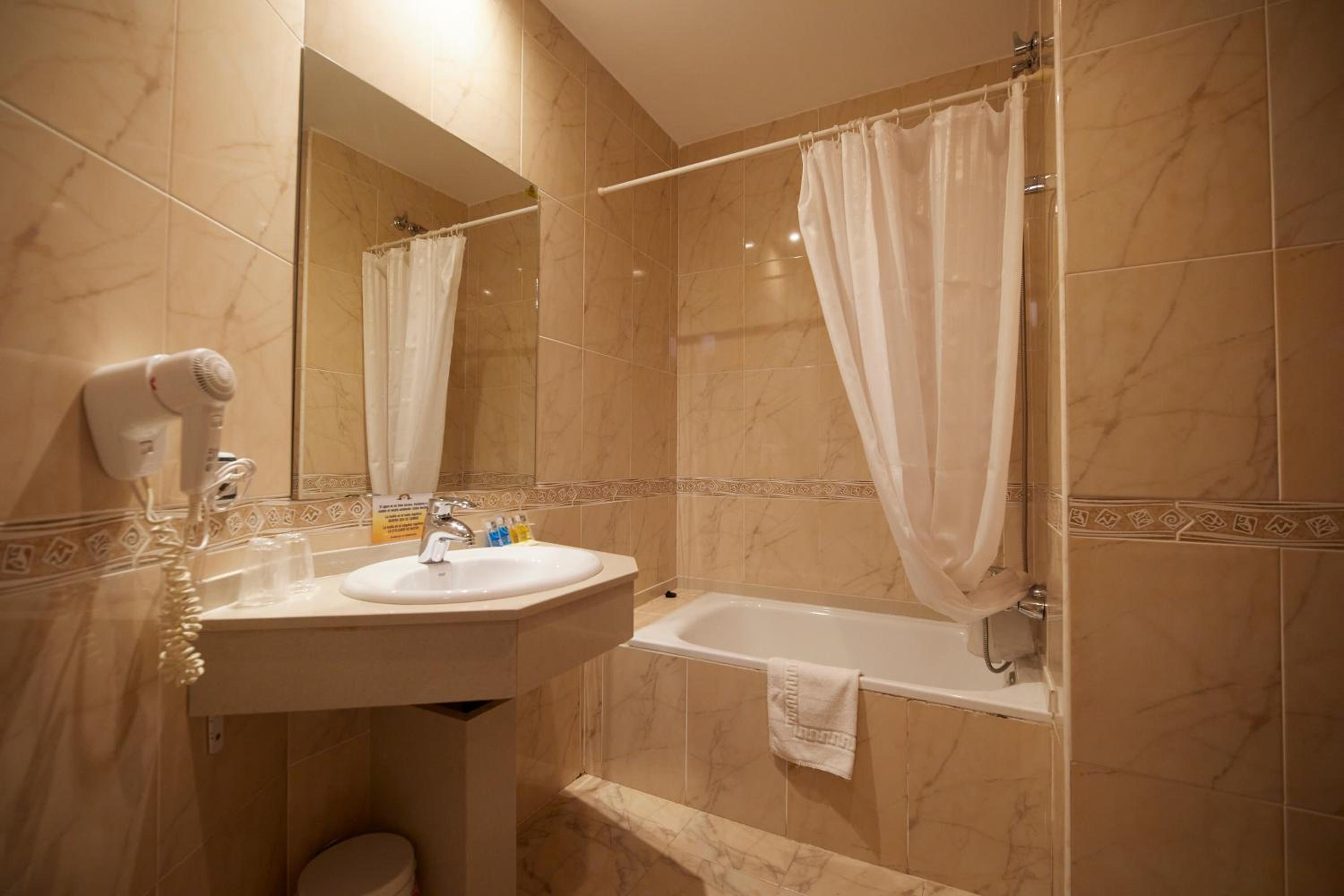Twin Room - Photo 8