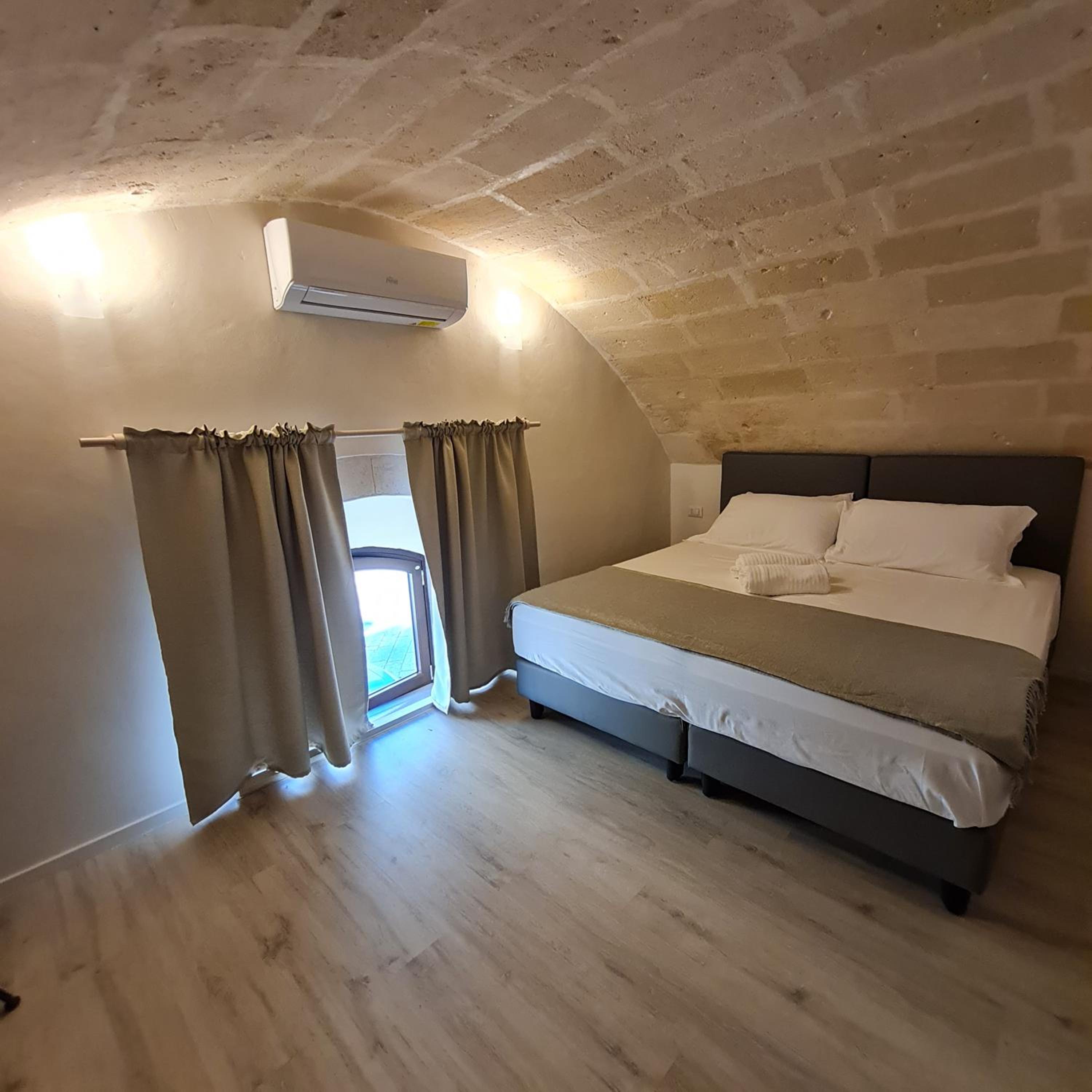 Deluxe Double or Twin Room - Photo 11