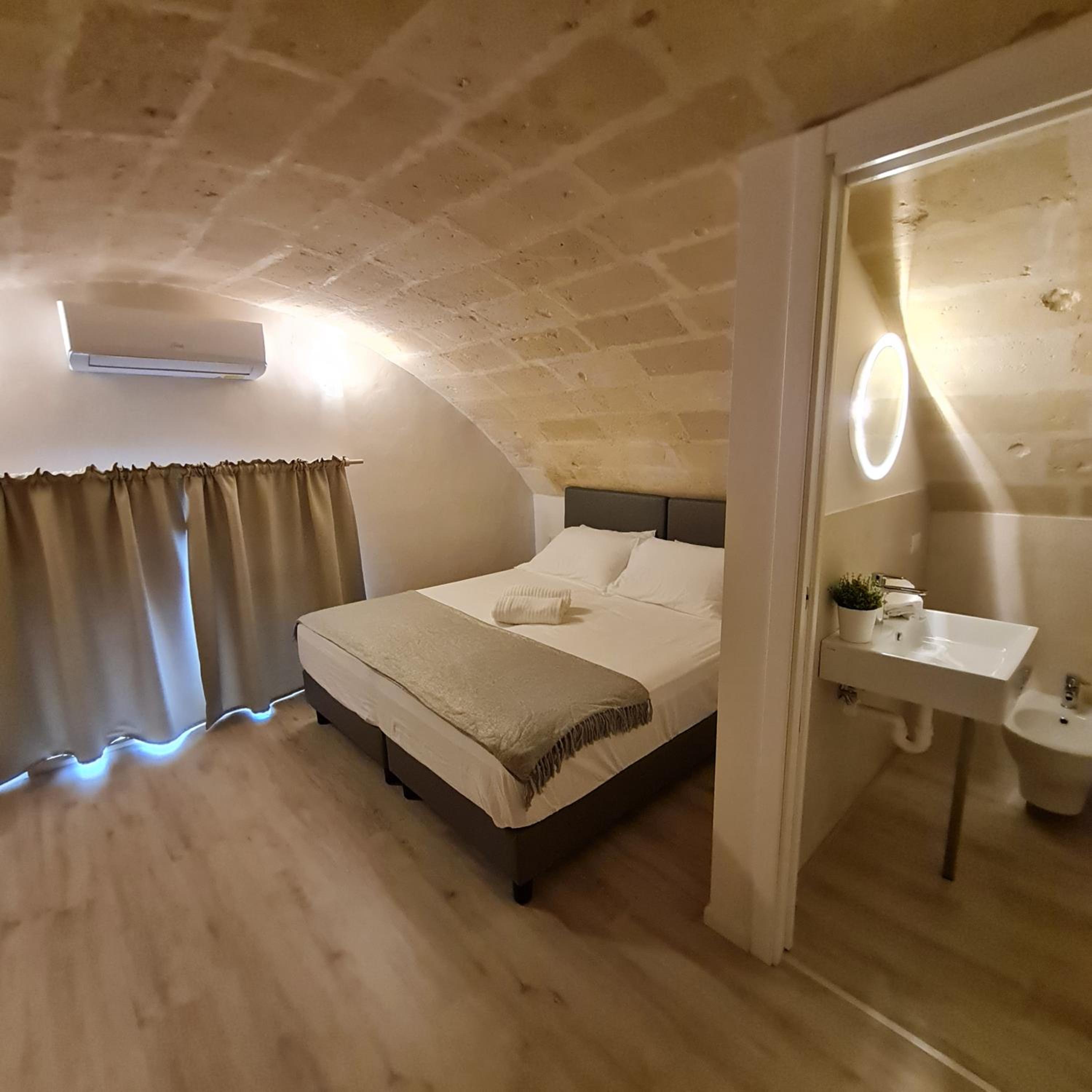Deluxe Double or Twin Room - Photo 8