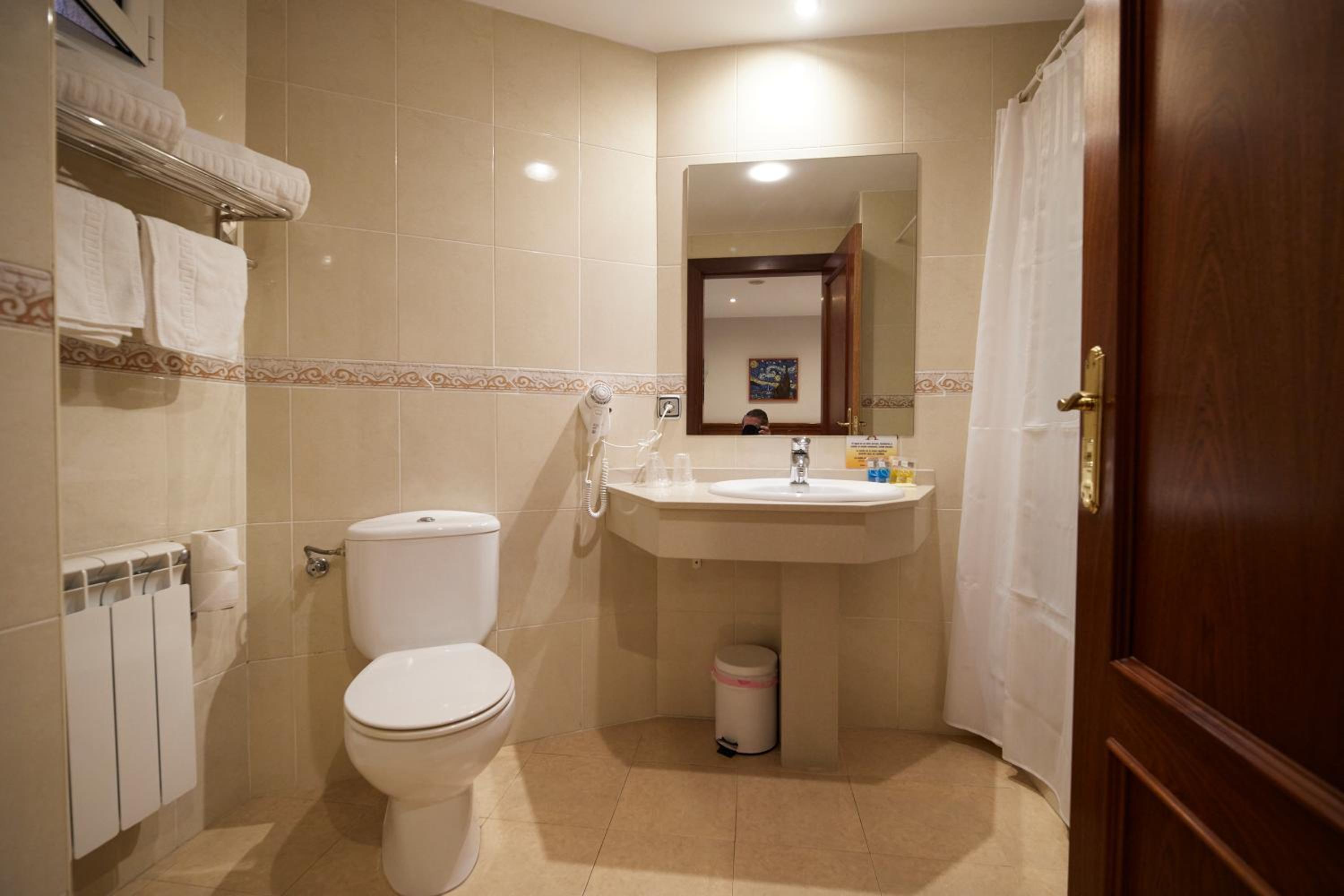 Twin Room - Photo 4