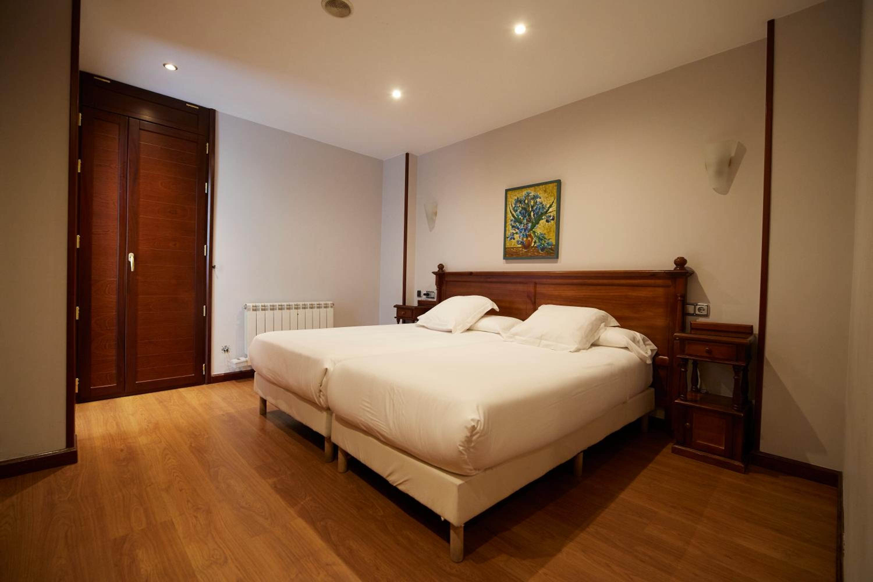 Twin Room - Photo 11