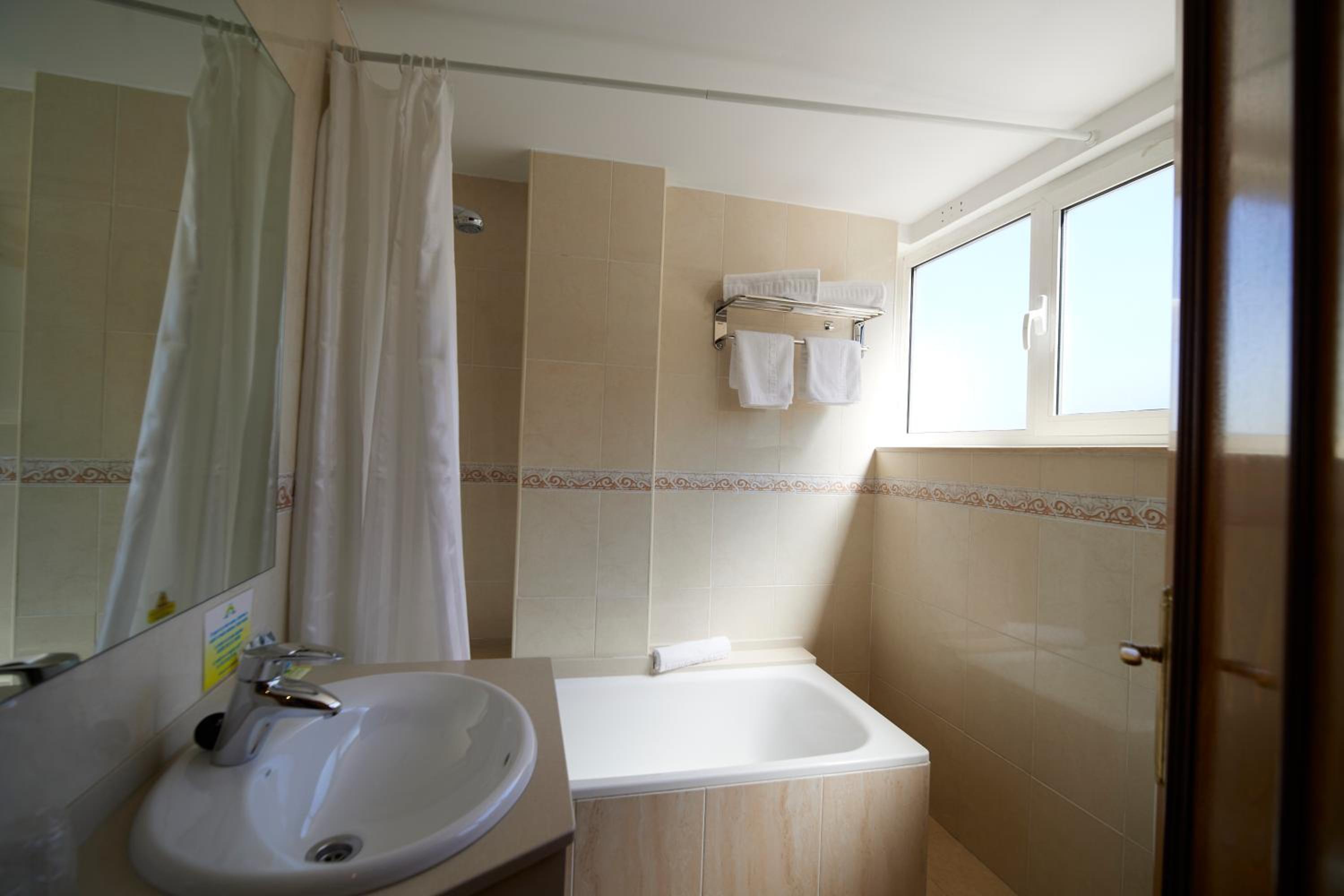 Twin Room - Photo 12