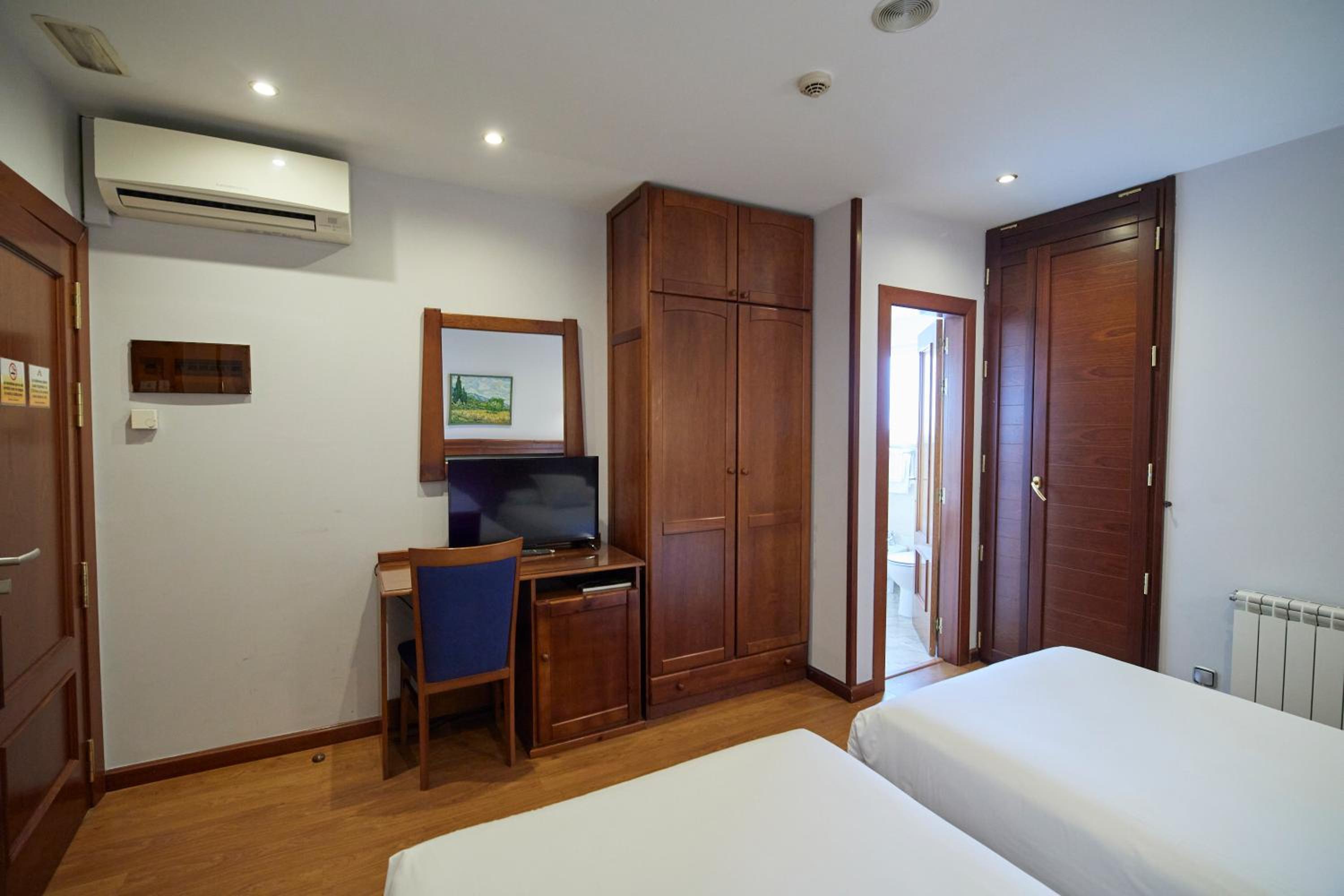 Twin Room - Photo 3