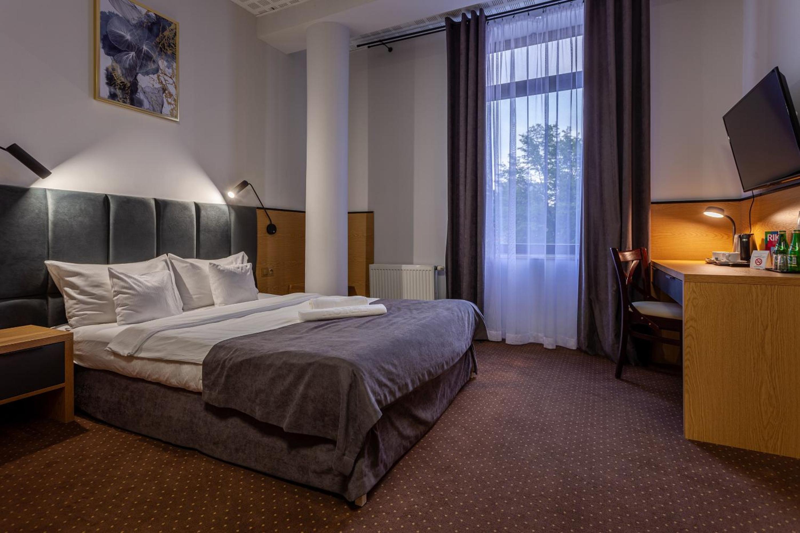 Large Double Room - Photo 4