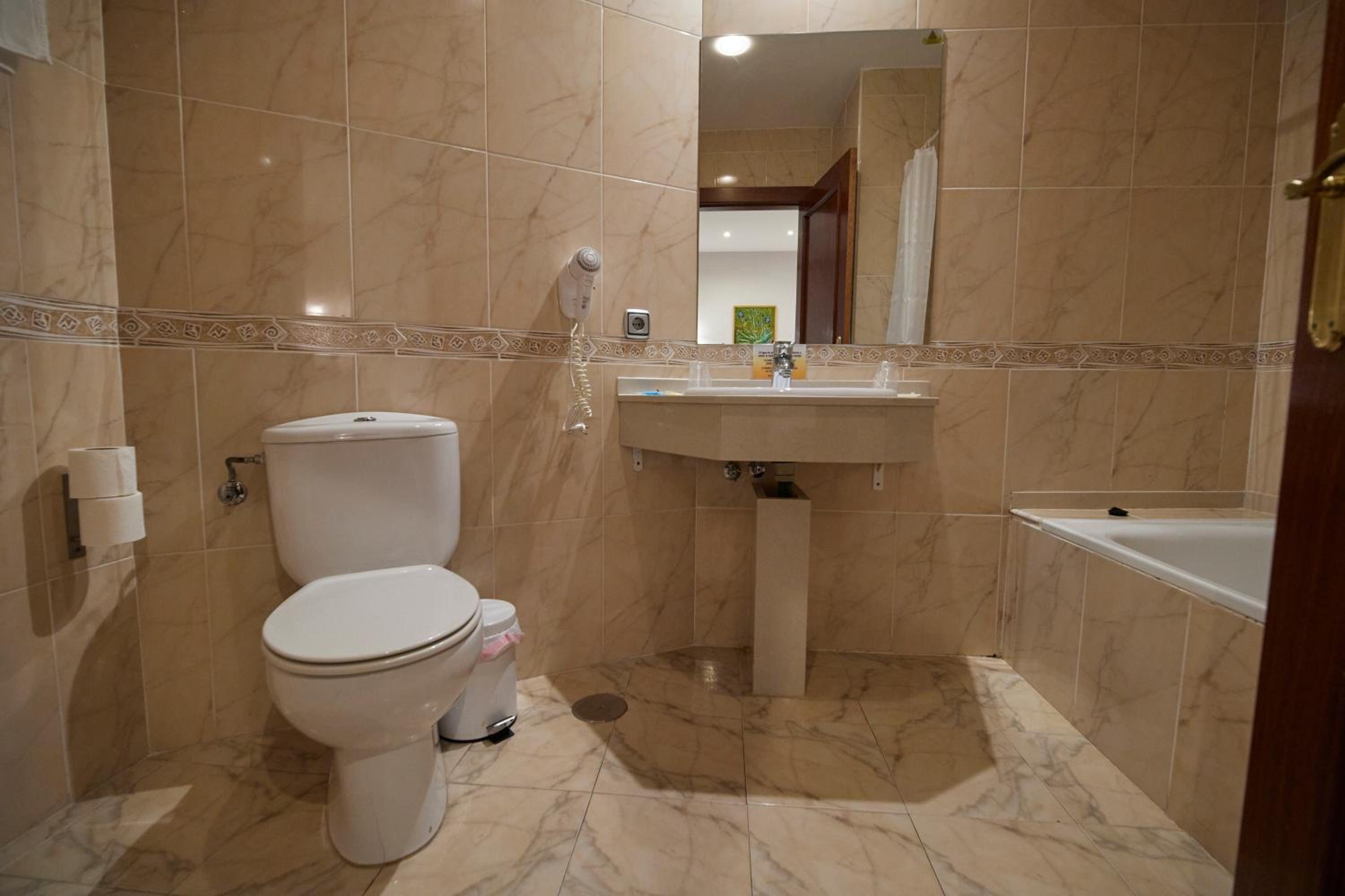 Twin Room - Photo 15