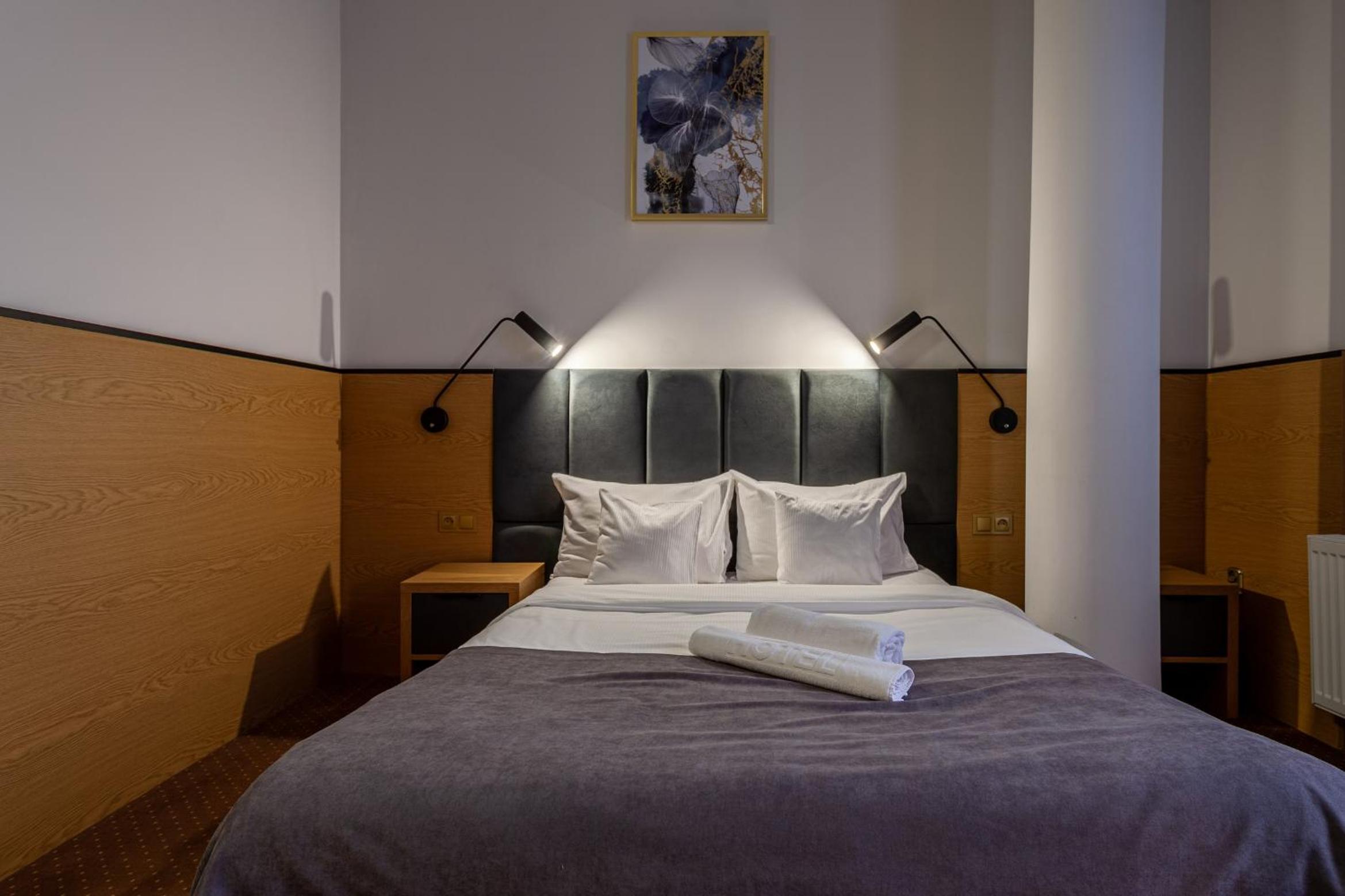 Large Double Room - Photo 2