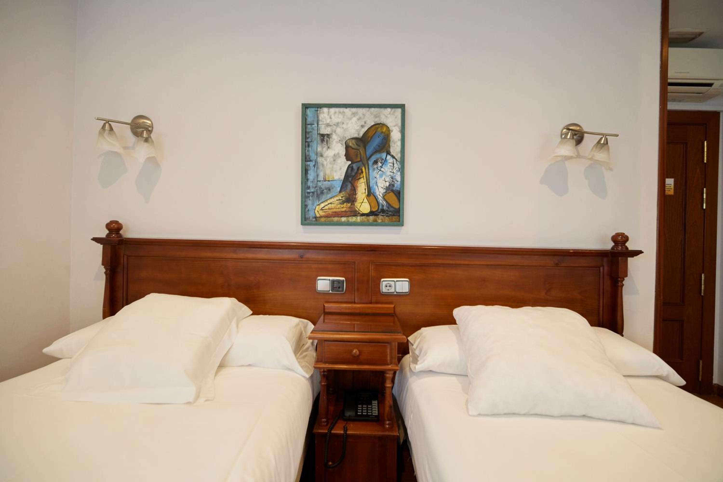 Twin Room - Photo 16