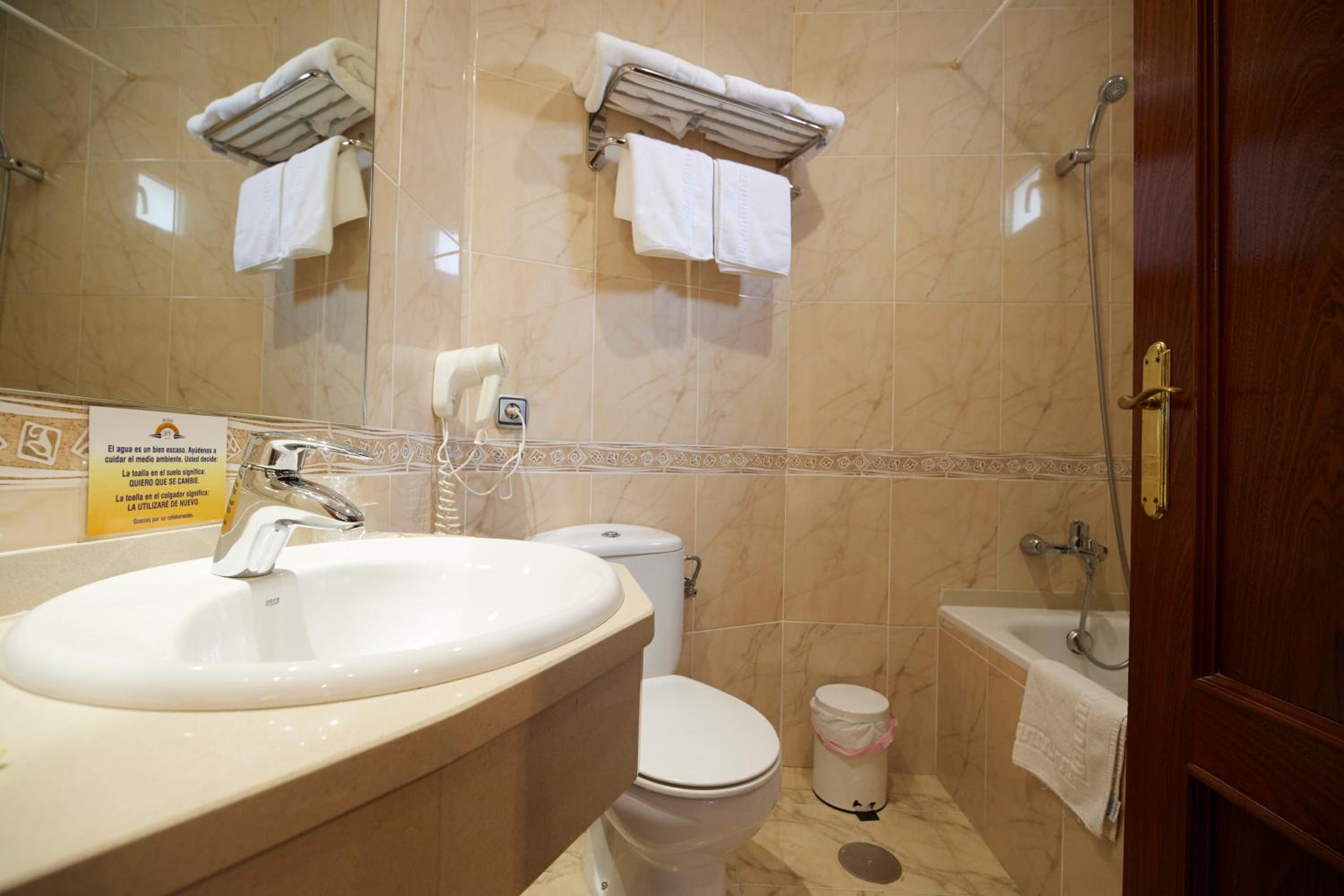 Twin Room - Photo 18
