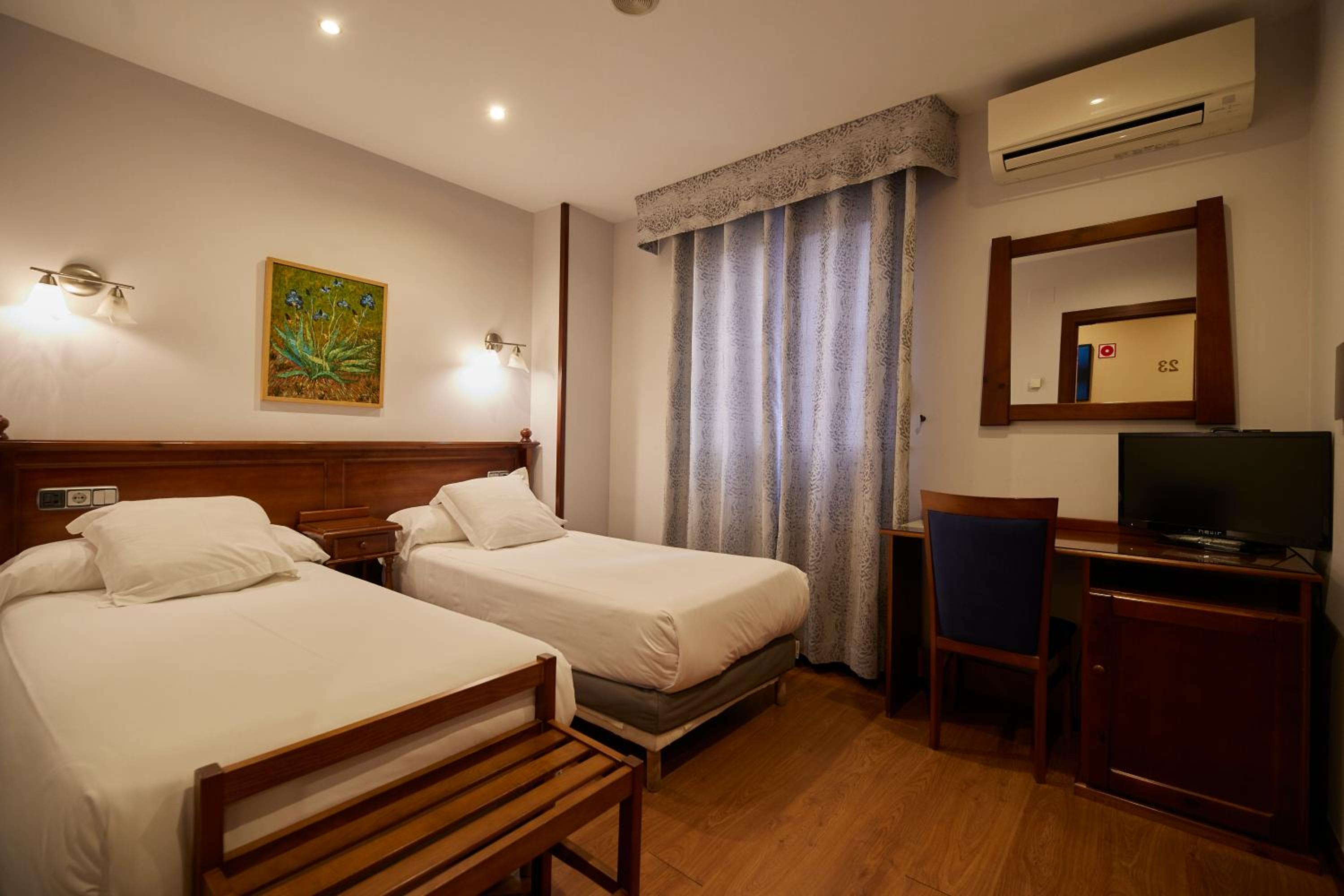 Twin Room - Photo 17