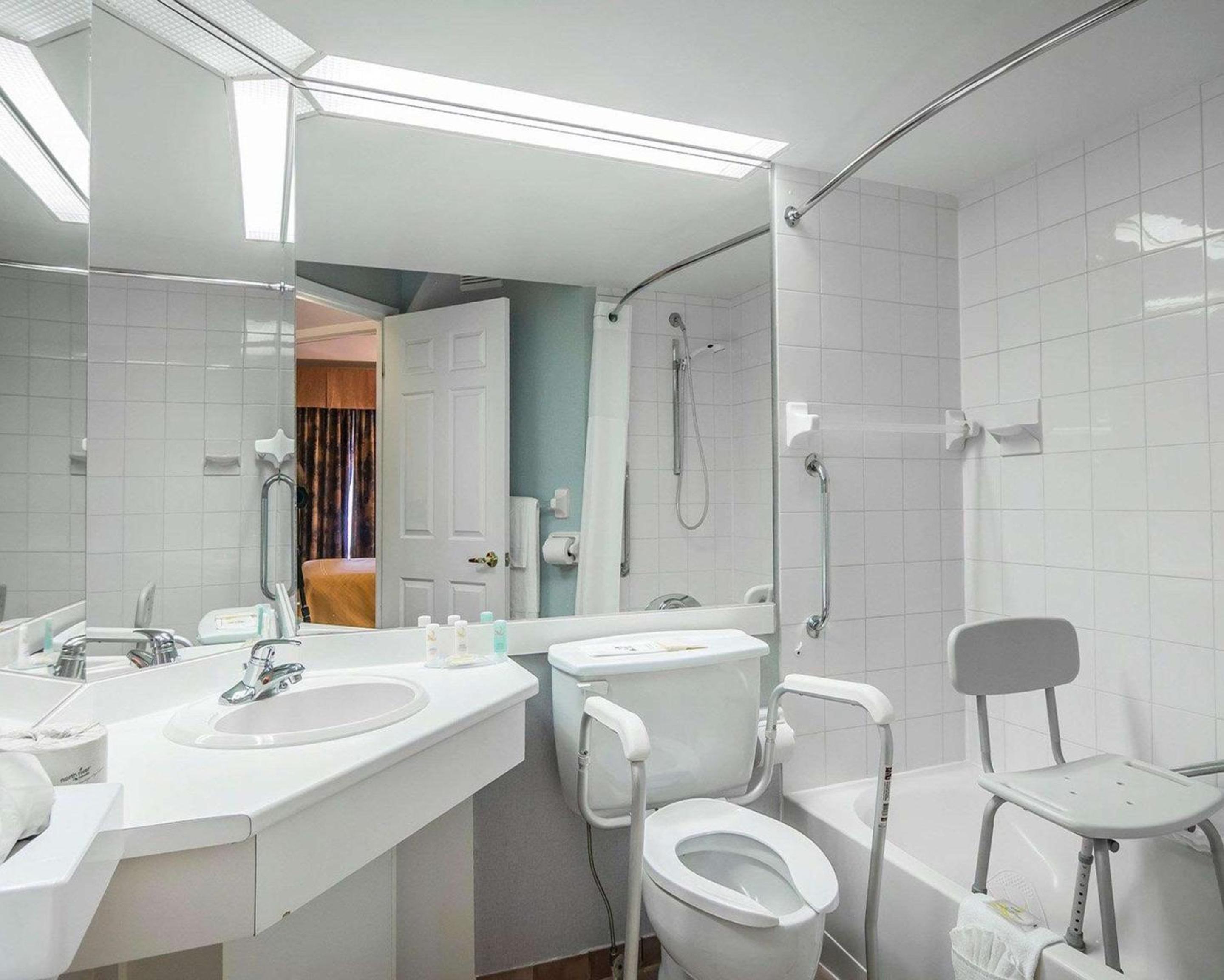 Queen Suite with Two Queen Beds - Accessible/Non-Smoking - Photo 10