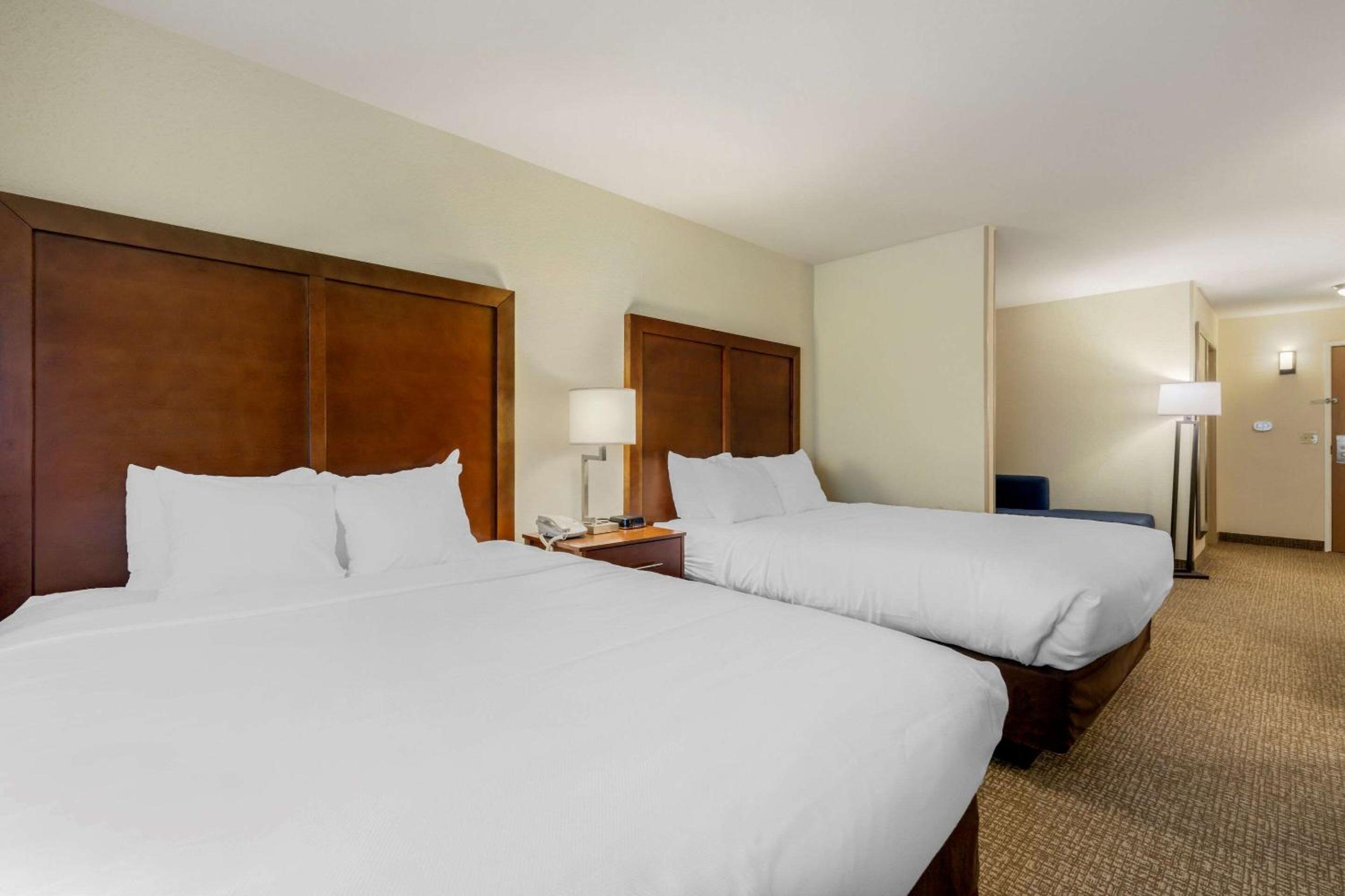 Queen Suite with Two Queen Beds - Non-Smoking - Photo 5