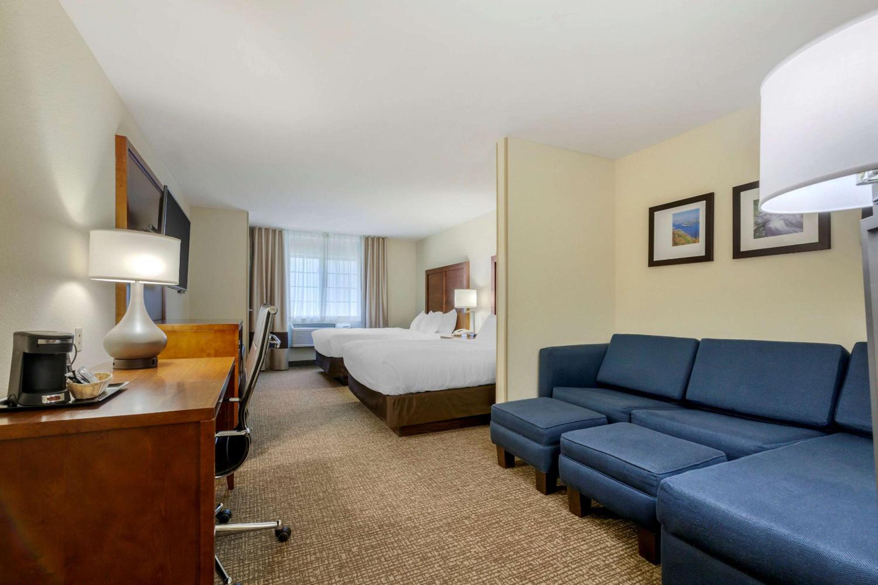 Queen Suite with Two Queen Beds - Non-Smoking - Photo 3