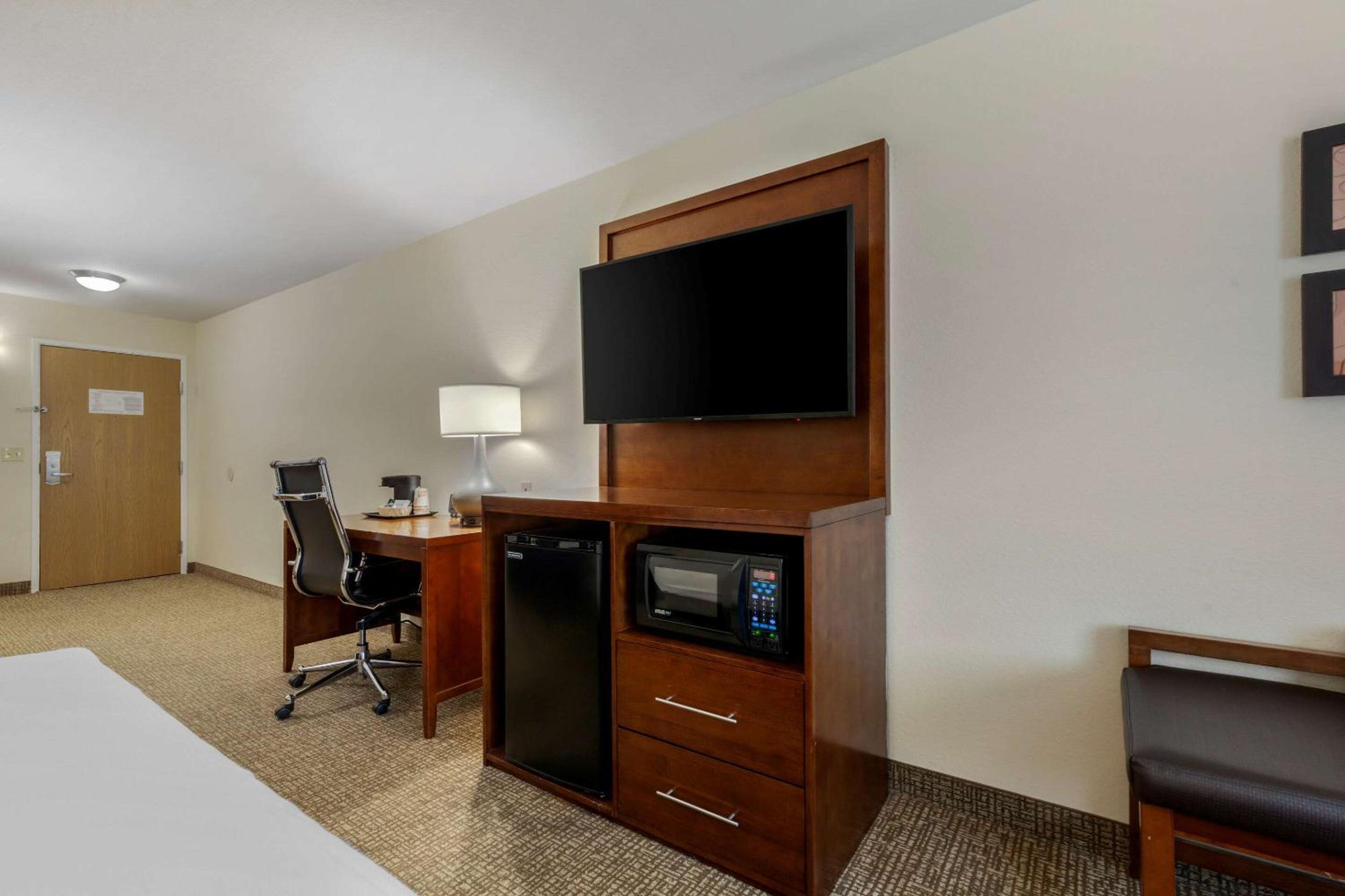 Queen Suite with Two Queen Beds - Non-Smoking - Photo 2