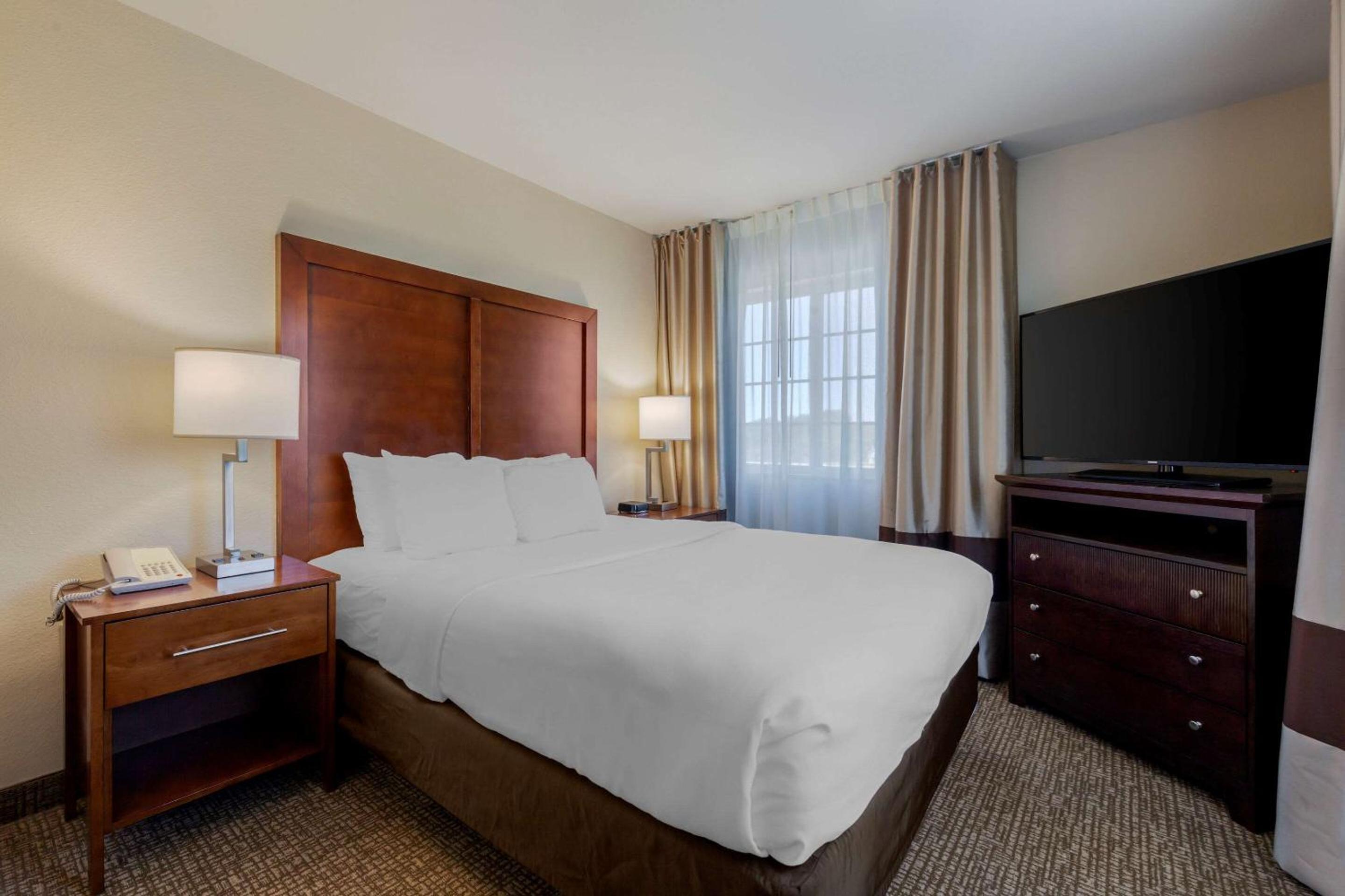 Deluxe Family Suite - Photo 4