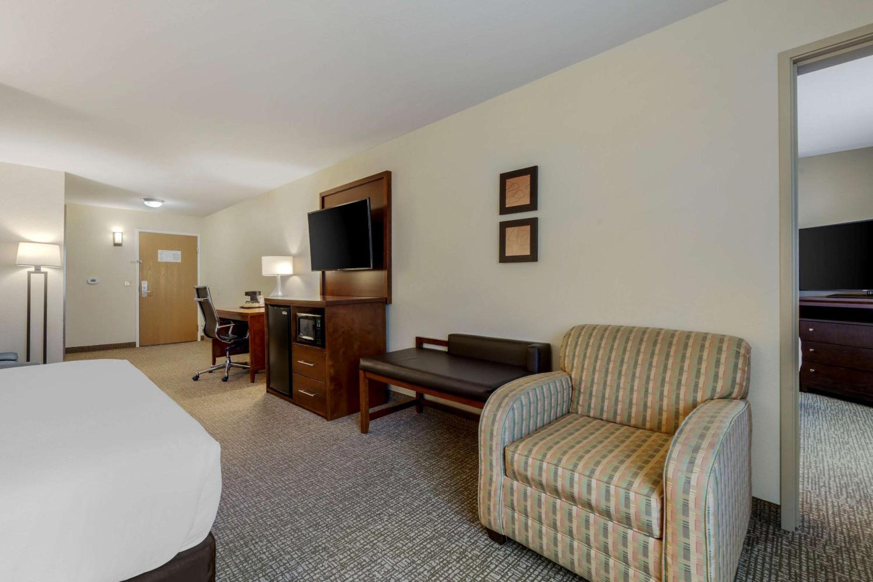 Deluxe Family Suite - Photo 7