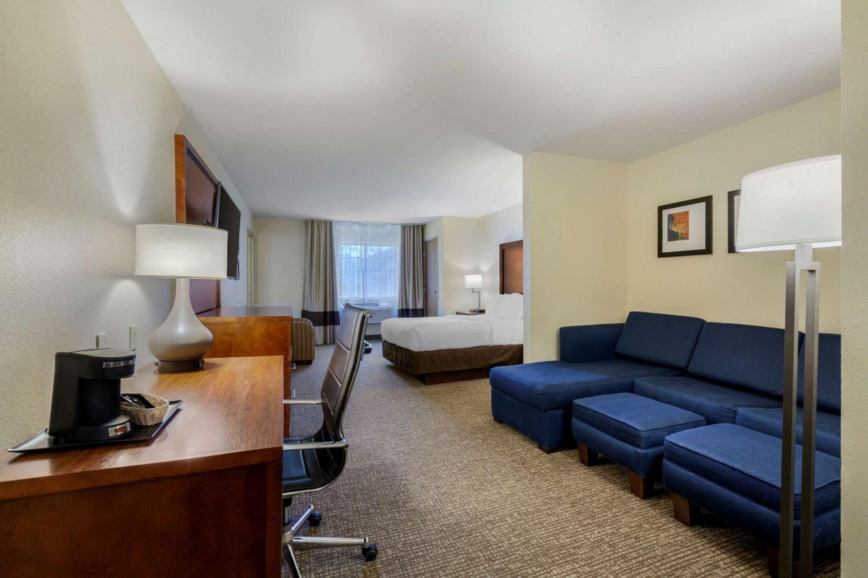Deluxe Family Suite - Photo 2