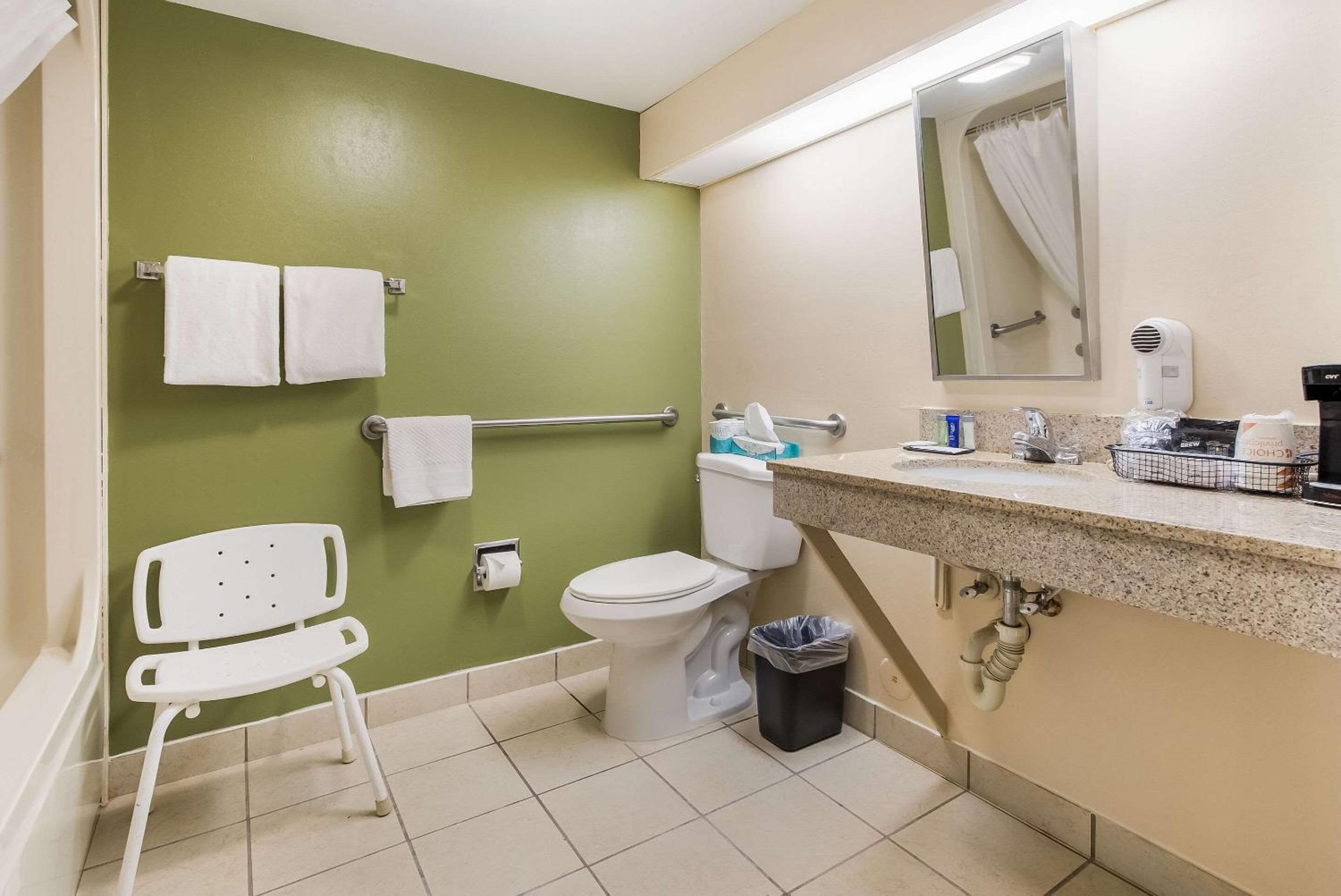 Queen Room - Disability Access/Non-Smoking - Photo 4