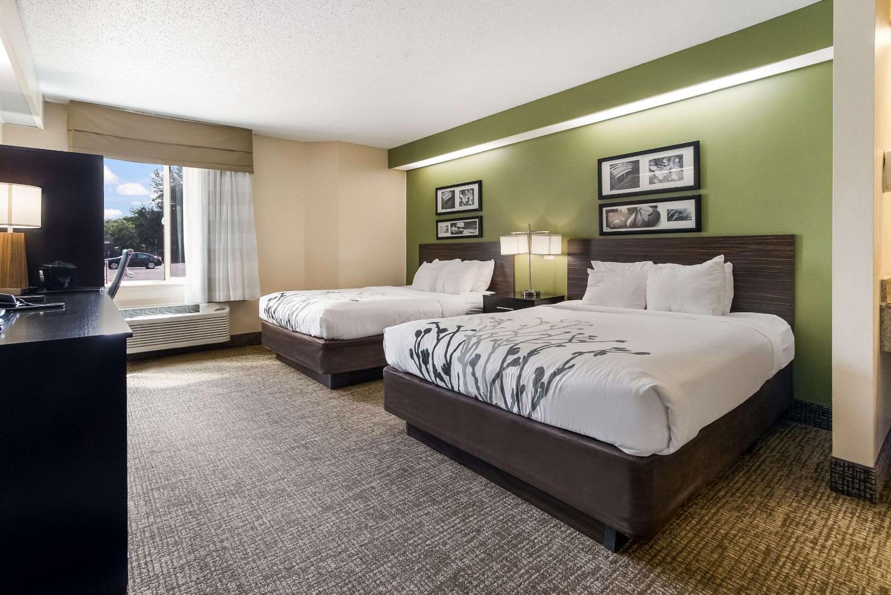 Queen Room with Two Queen Beds - Non-Smoking - Photo 1