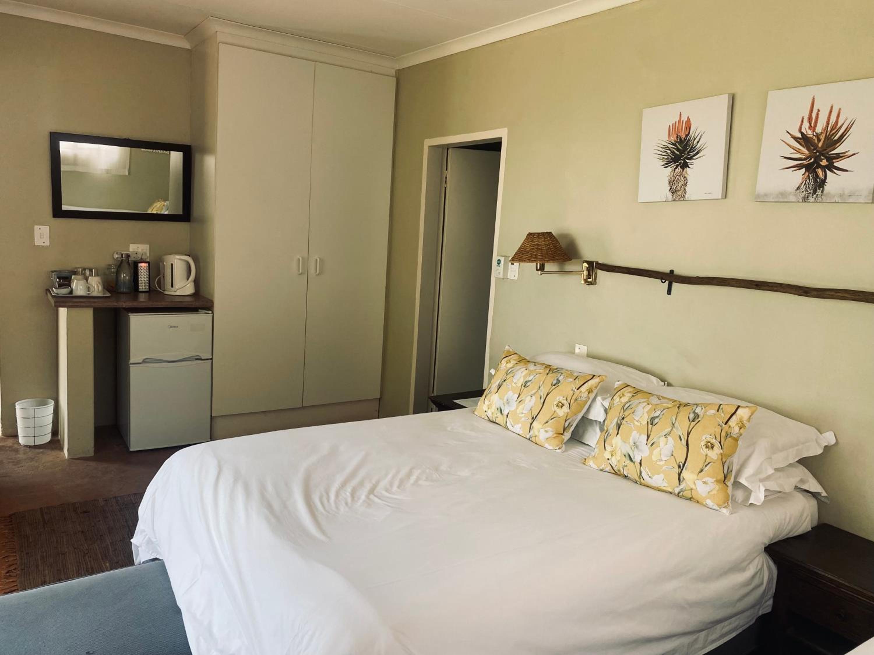 Double or Twin Room with Private Bathroom - Photo 2