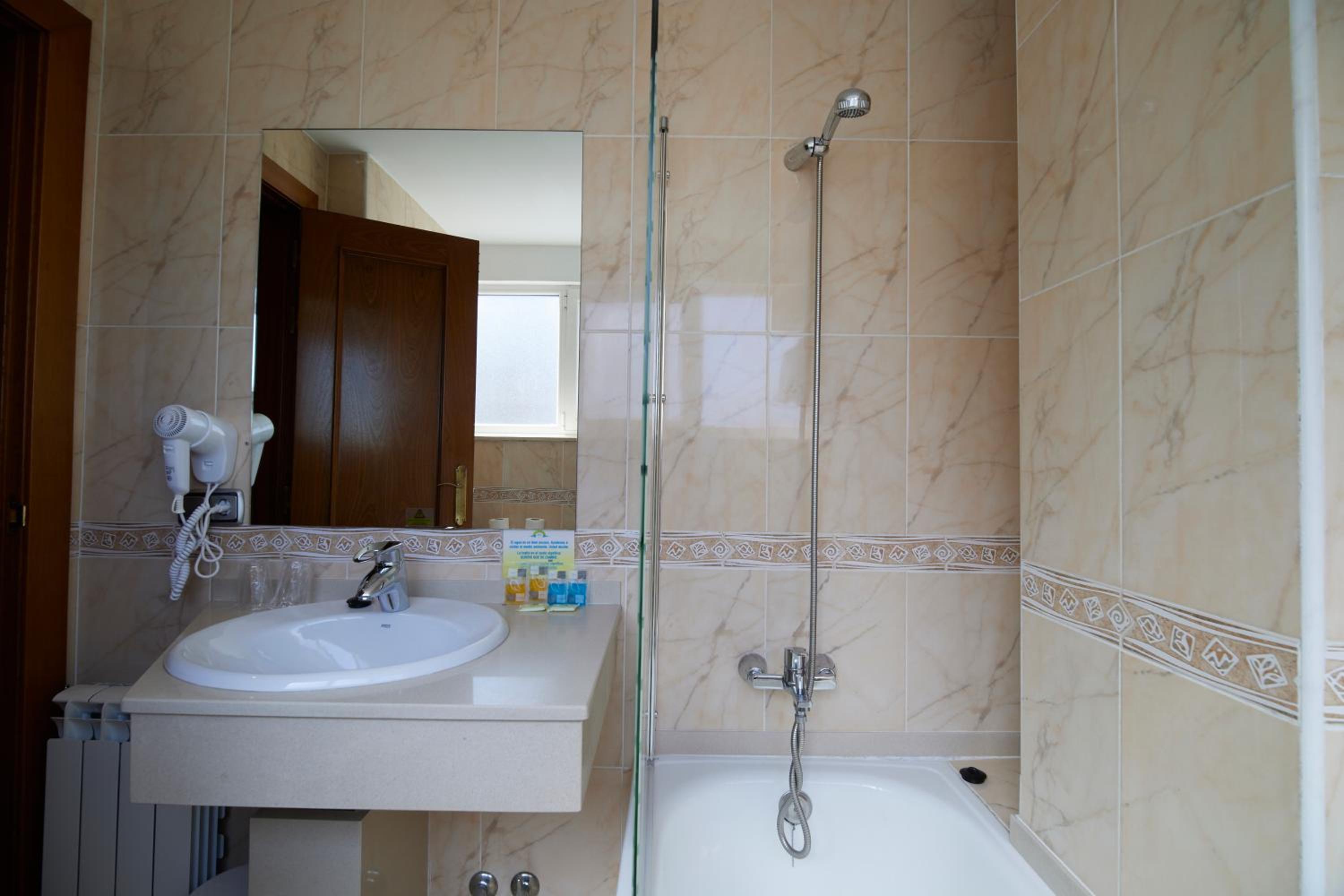 Double Room - Photo 12
