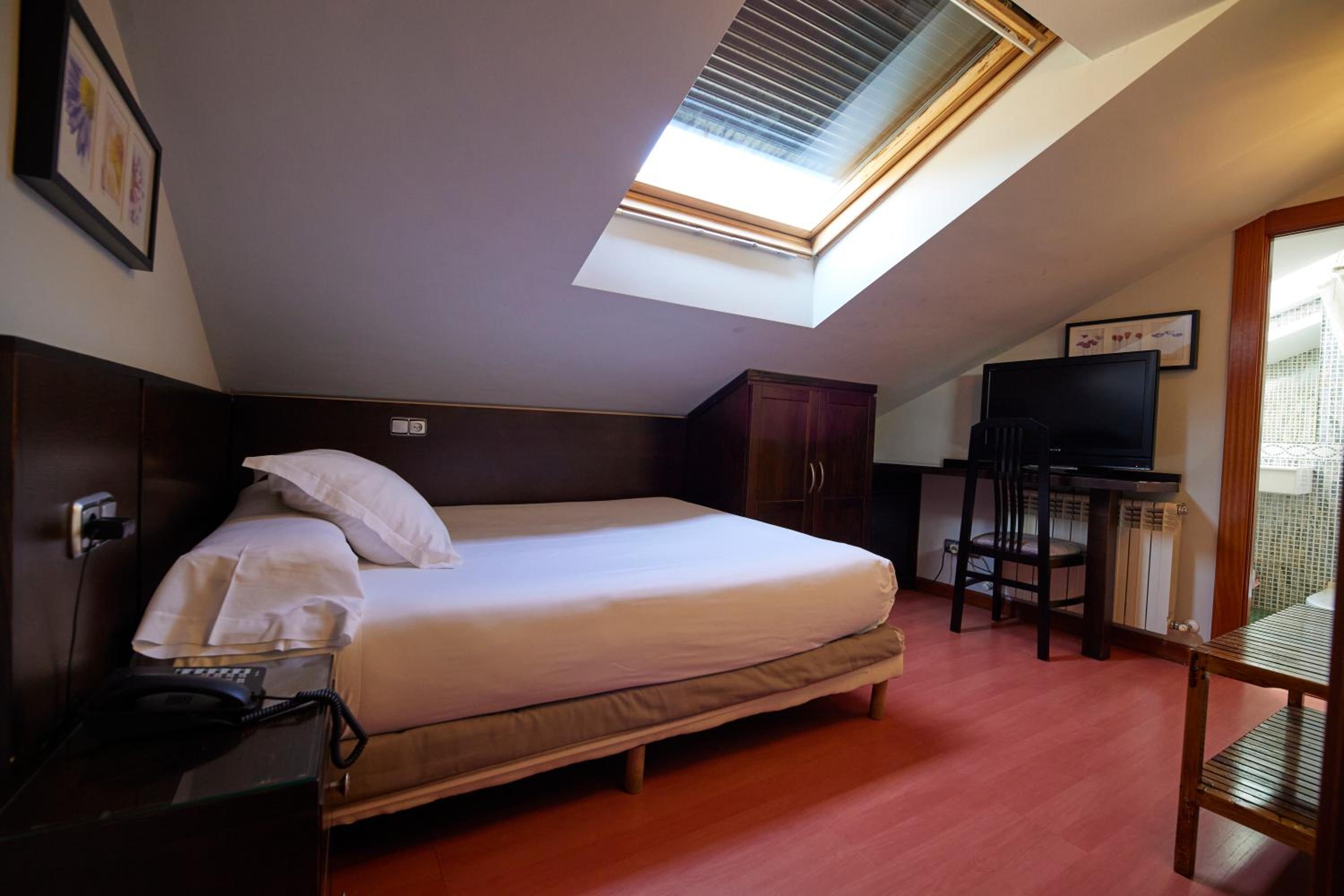 Habitación Sencilla Económica (Techo Inclinado)