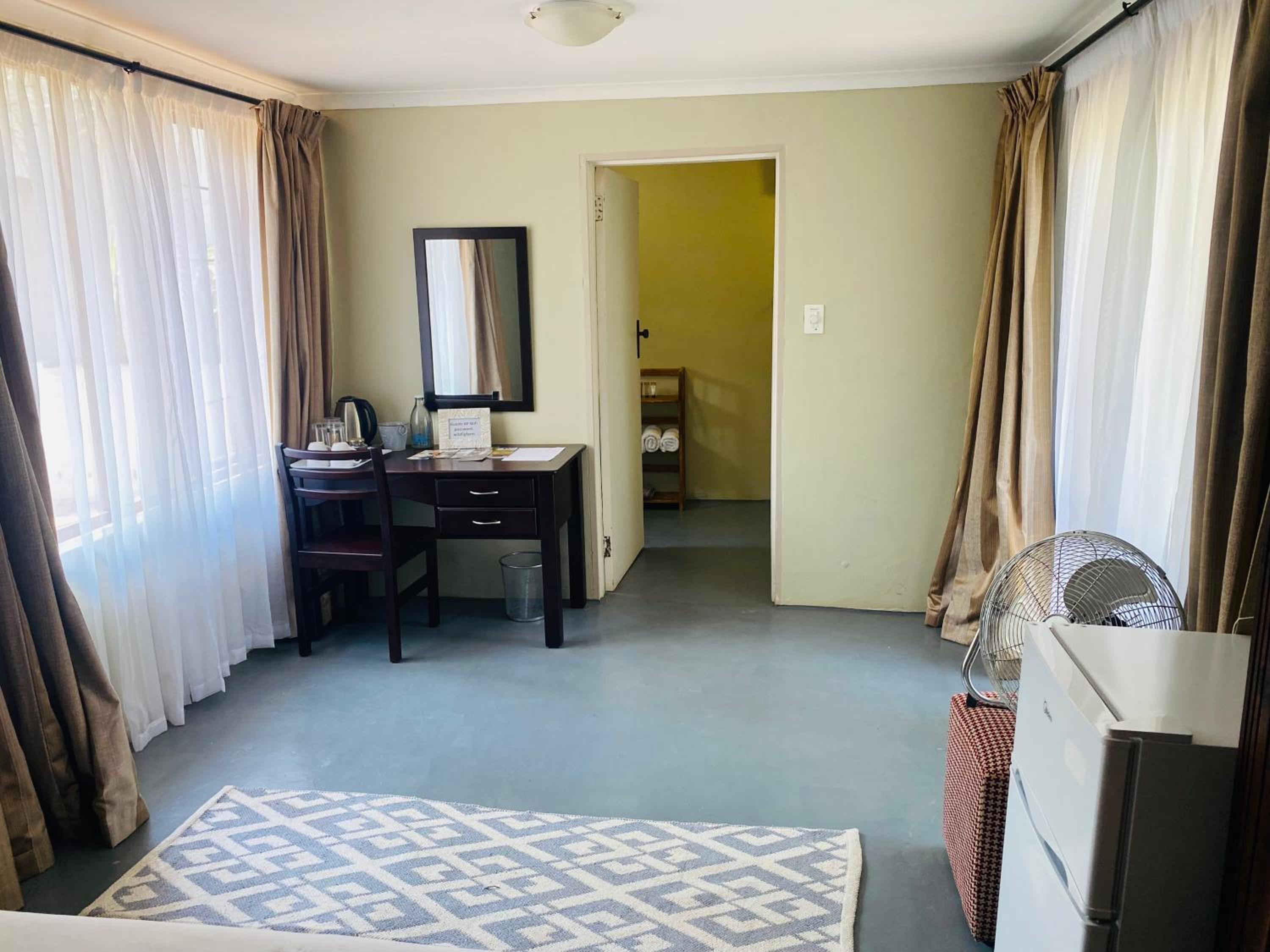 Double Room with Private Bathroom - Photo 2